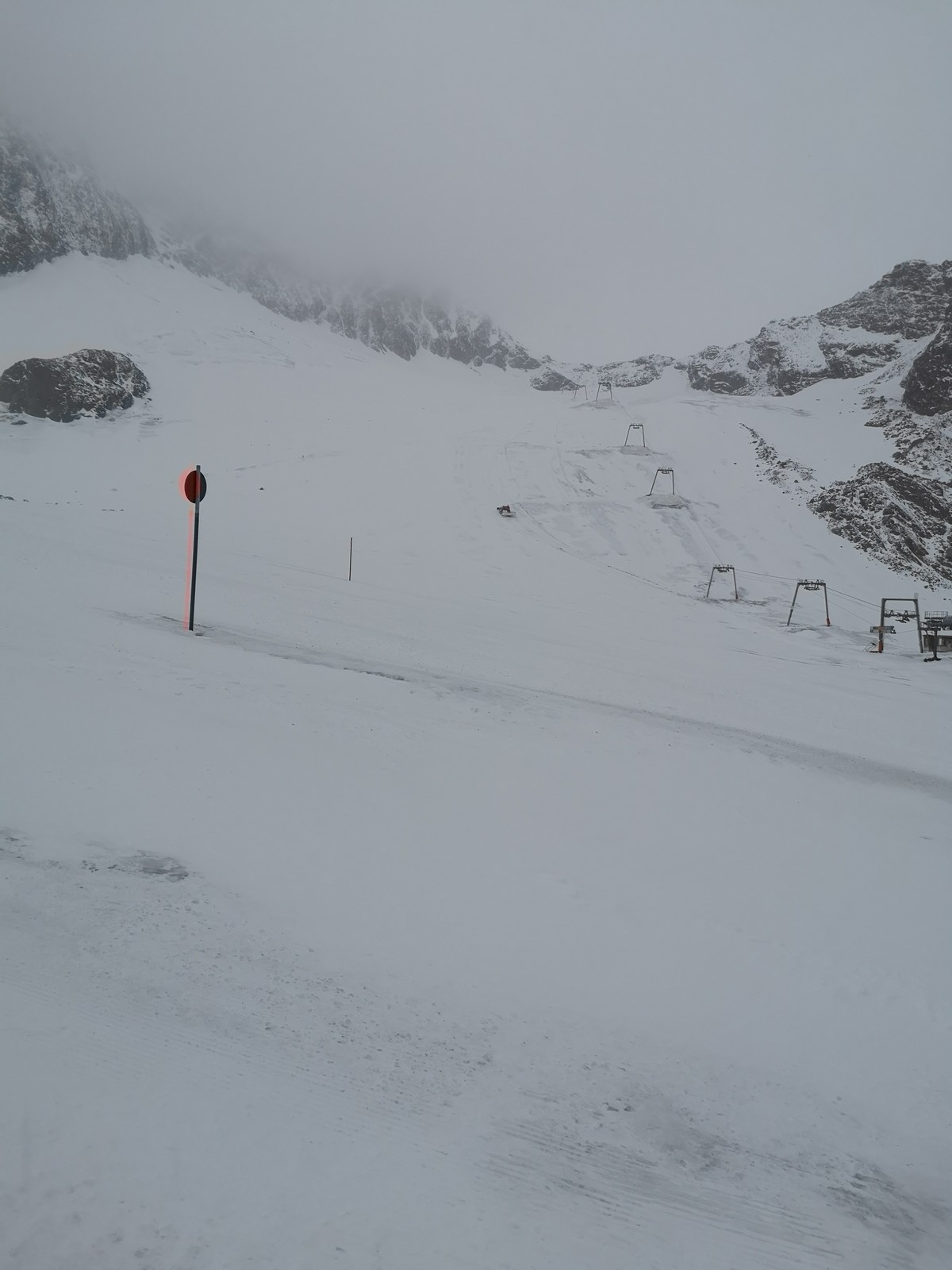 Blick zur Daunscharte. Da war genauso wie auf der 7 (unterer Teil) ein Pistenbully unterwegs welcher Depots verschoben hat.