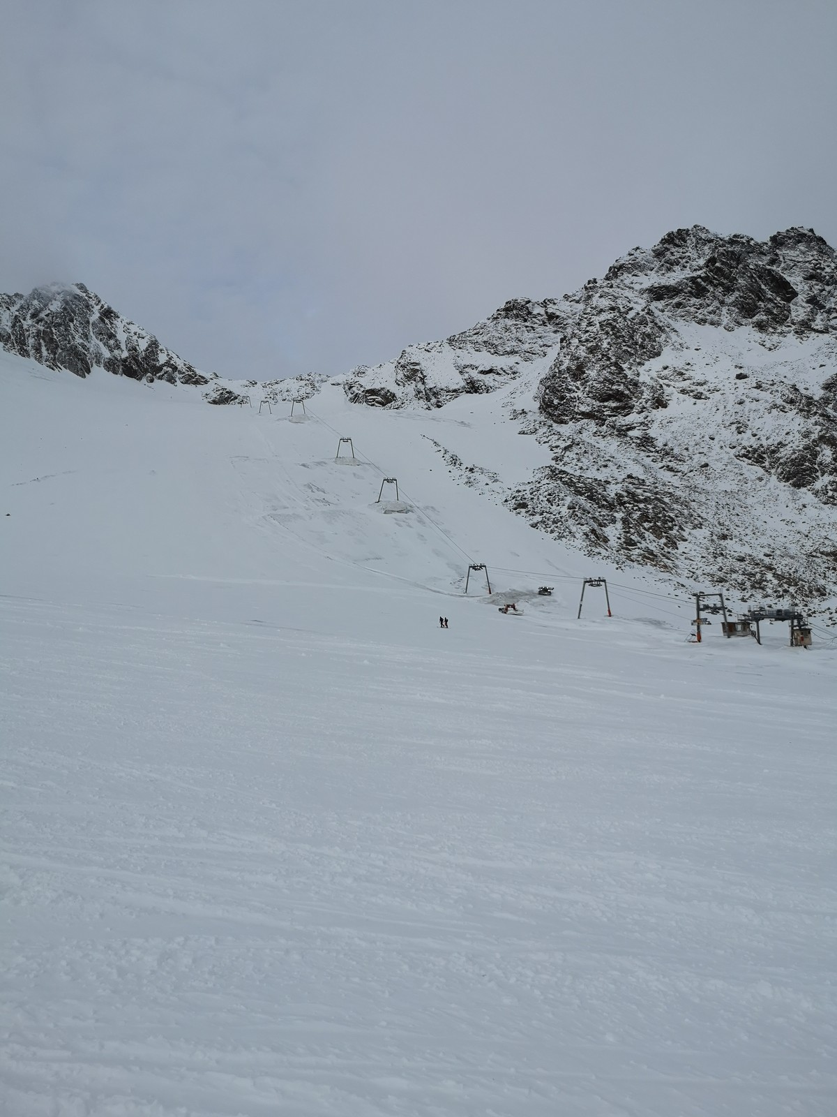 Am SL Daunscharte waren auch teilweise 2 Pistenbullys beschäftigt um die Schleppspur herzustellen.