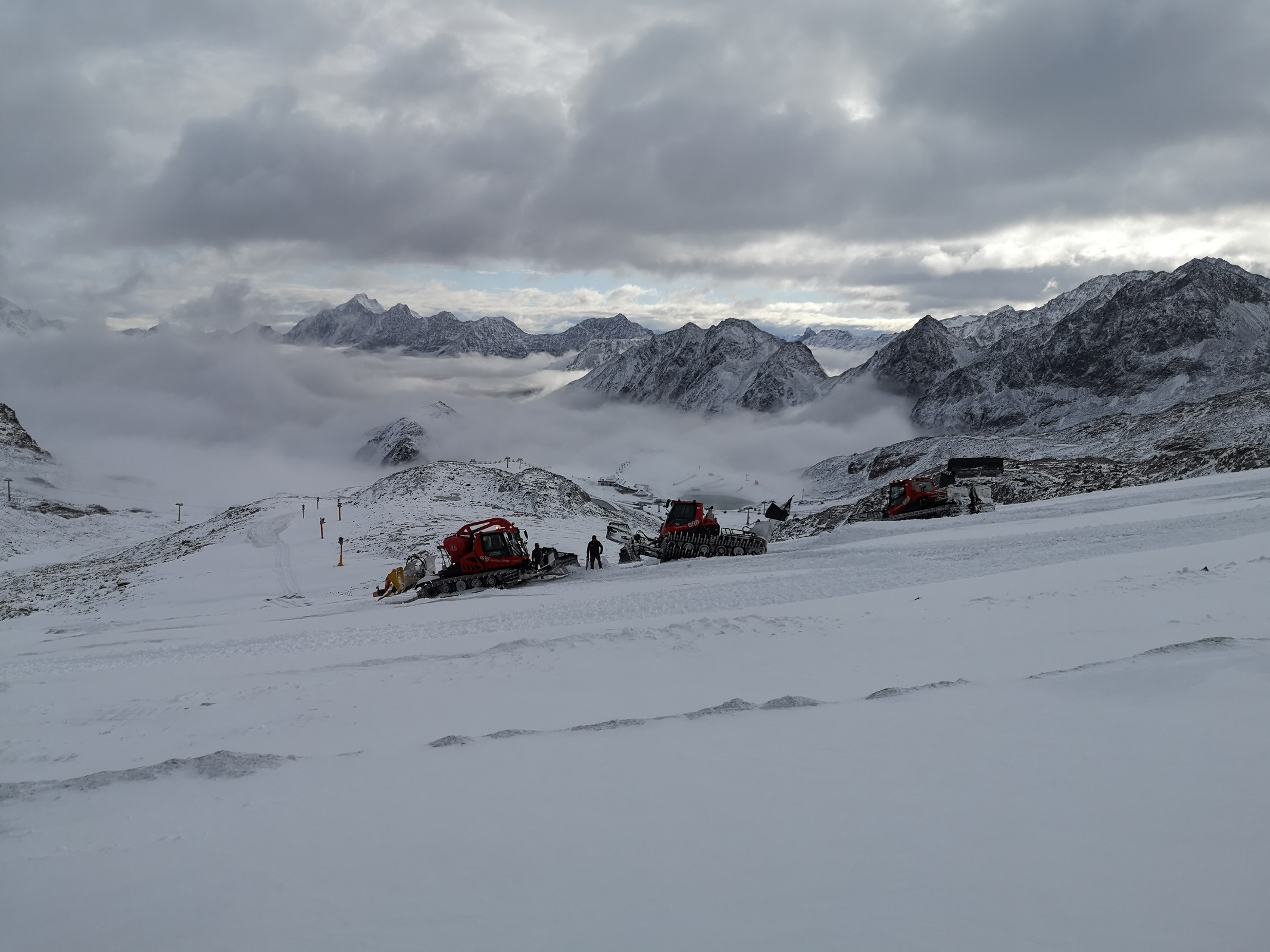 Hier sah es so aus als ob ein Pistenbully beim Verteilen des Schneedepots auf der Piste vom Daunferner zum Gamsgarten in eine Gletscherspalte gefahren ist. Auf jeden Fall mussten zwei weitere Bullys ihn da raus ziehen.