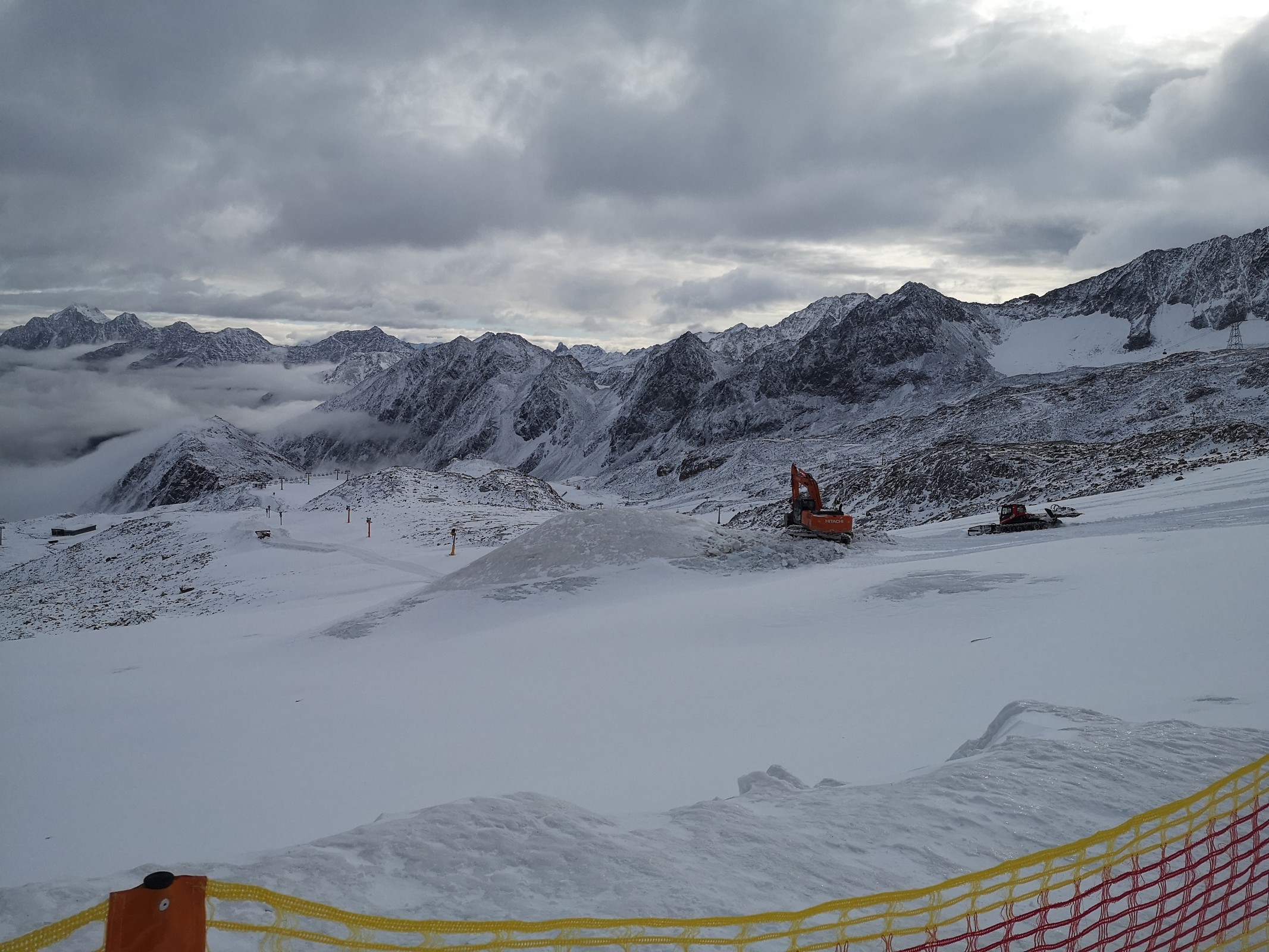 Da haben sich die Stubaier für das Schneedepot den Bagger vom Pitztal ausgeliehen