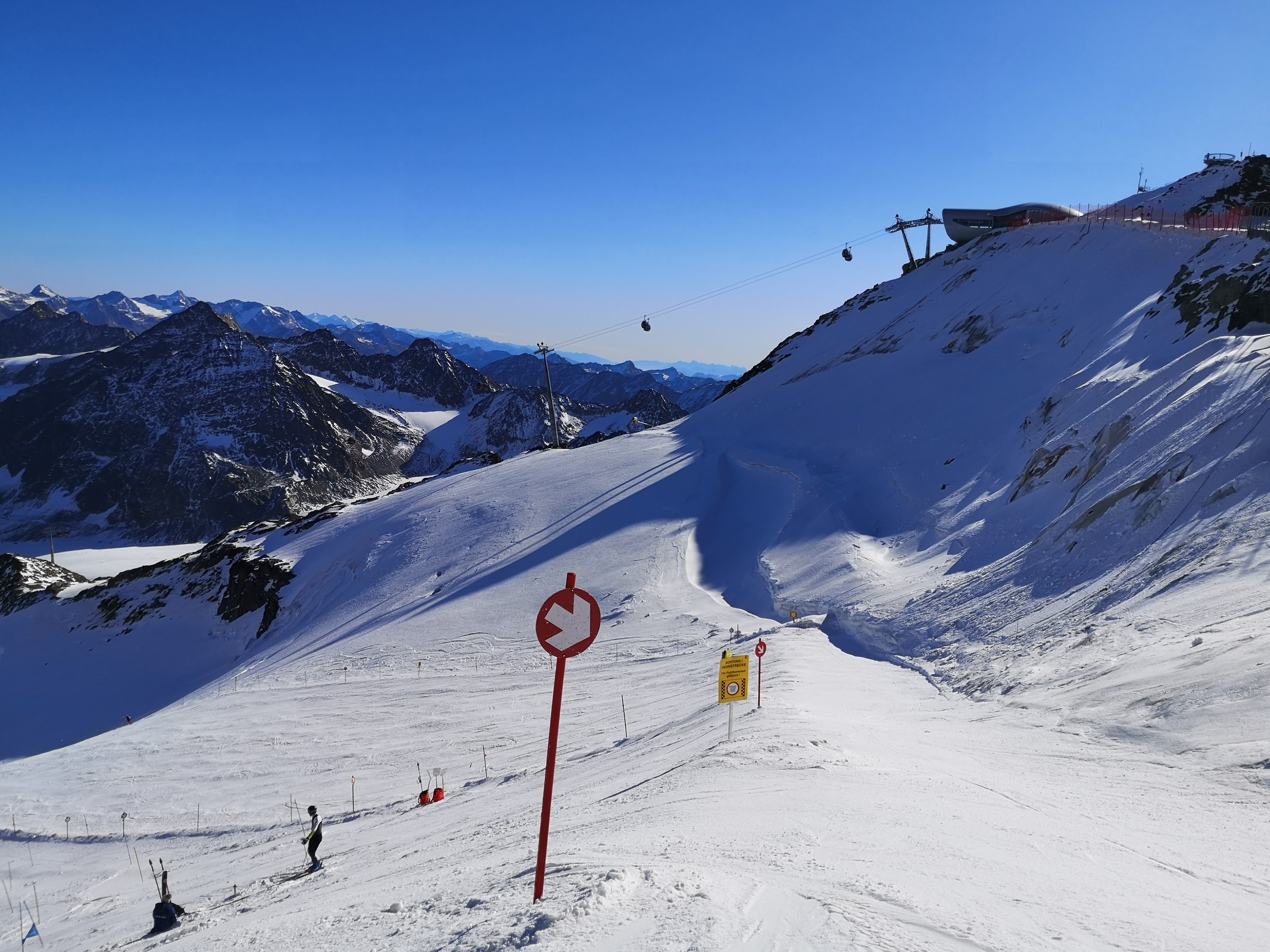 Blick von der Piste zurück zur Bergstation