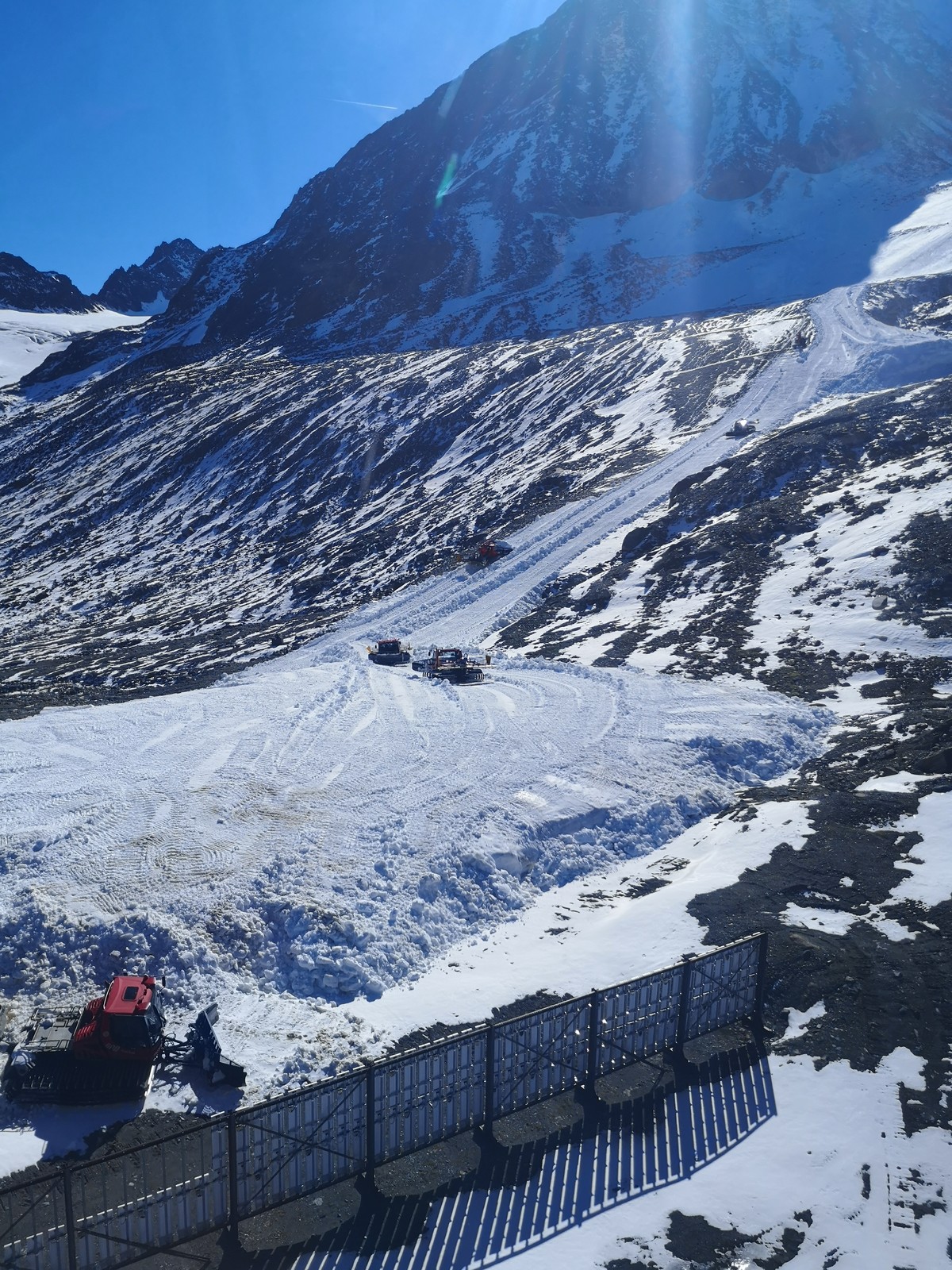 An der unteren Hälfte der 36 war man mit 4 Pistenbullys beschäftigt die Depots zu verteilen.