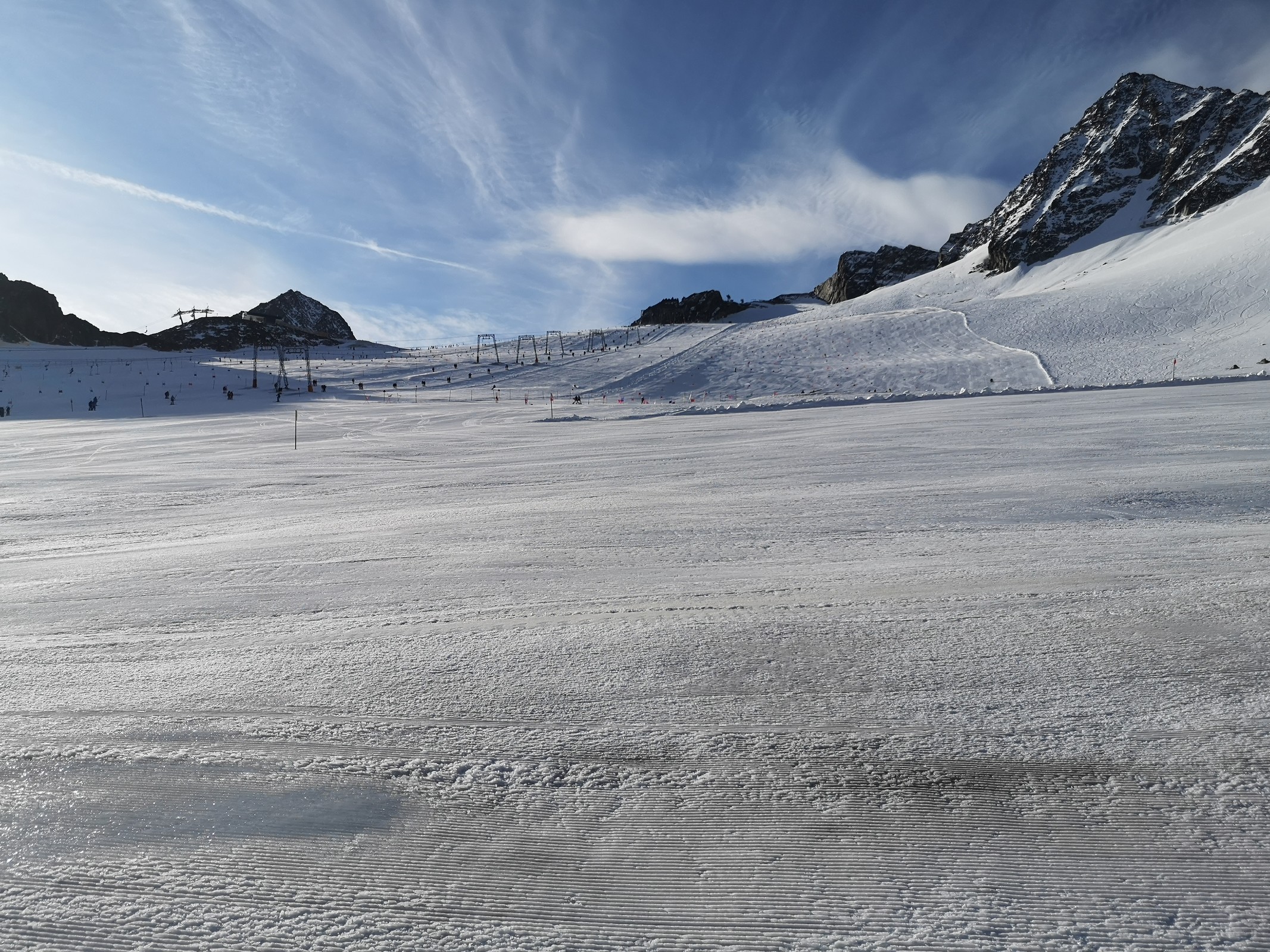 Das hat sich gelohnt, denn außer den Rennteams sind alle weiter ZUM Eisgrat gefahren. Oben am Daunferner bin ich dann direkt zum SL Daunscharte.