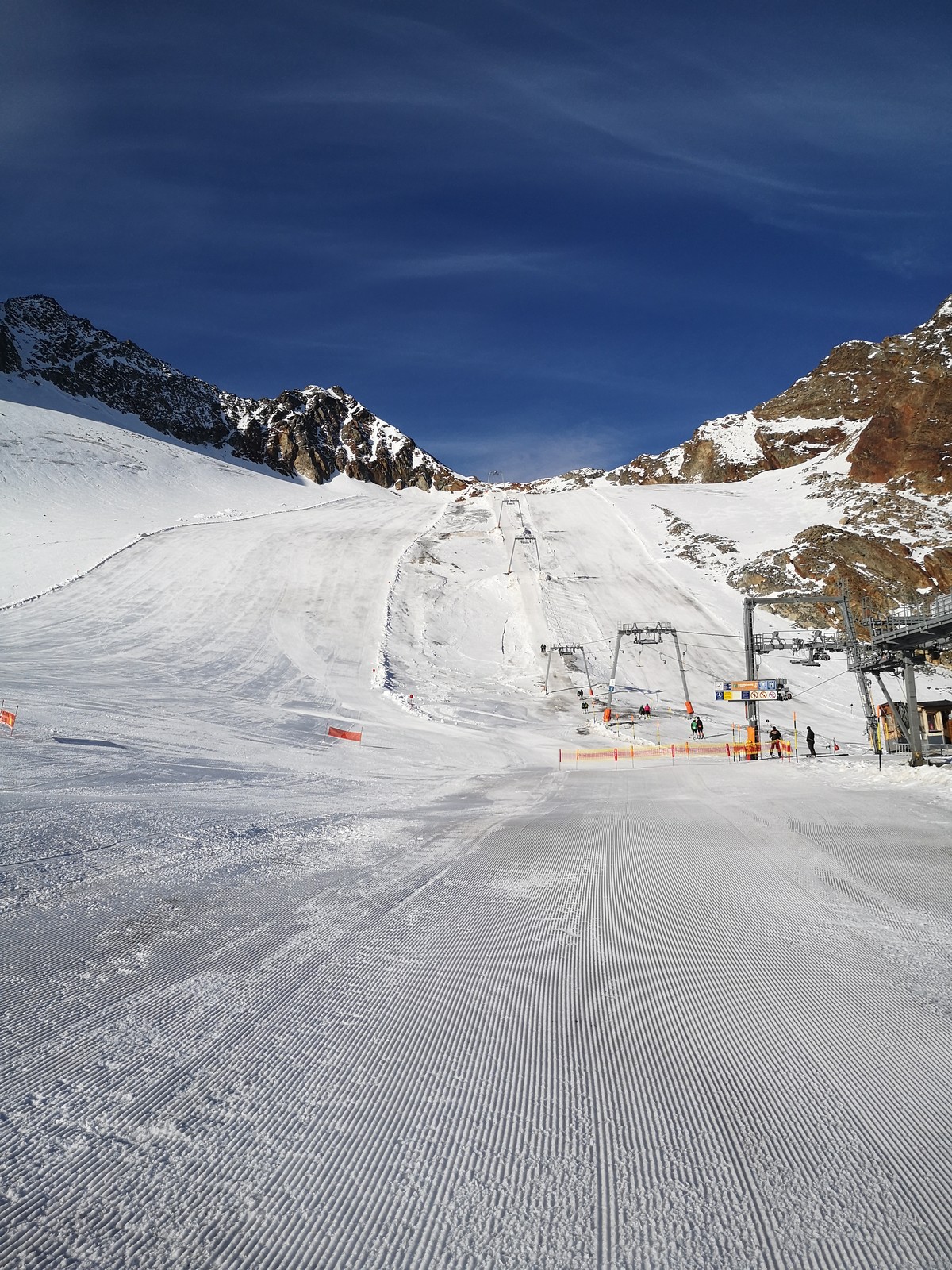 Hier ist wenig los da die Rennteams an den Daunfernerliften sind. Blick auf die Pisten 20 und 21.