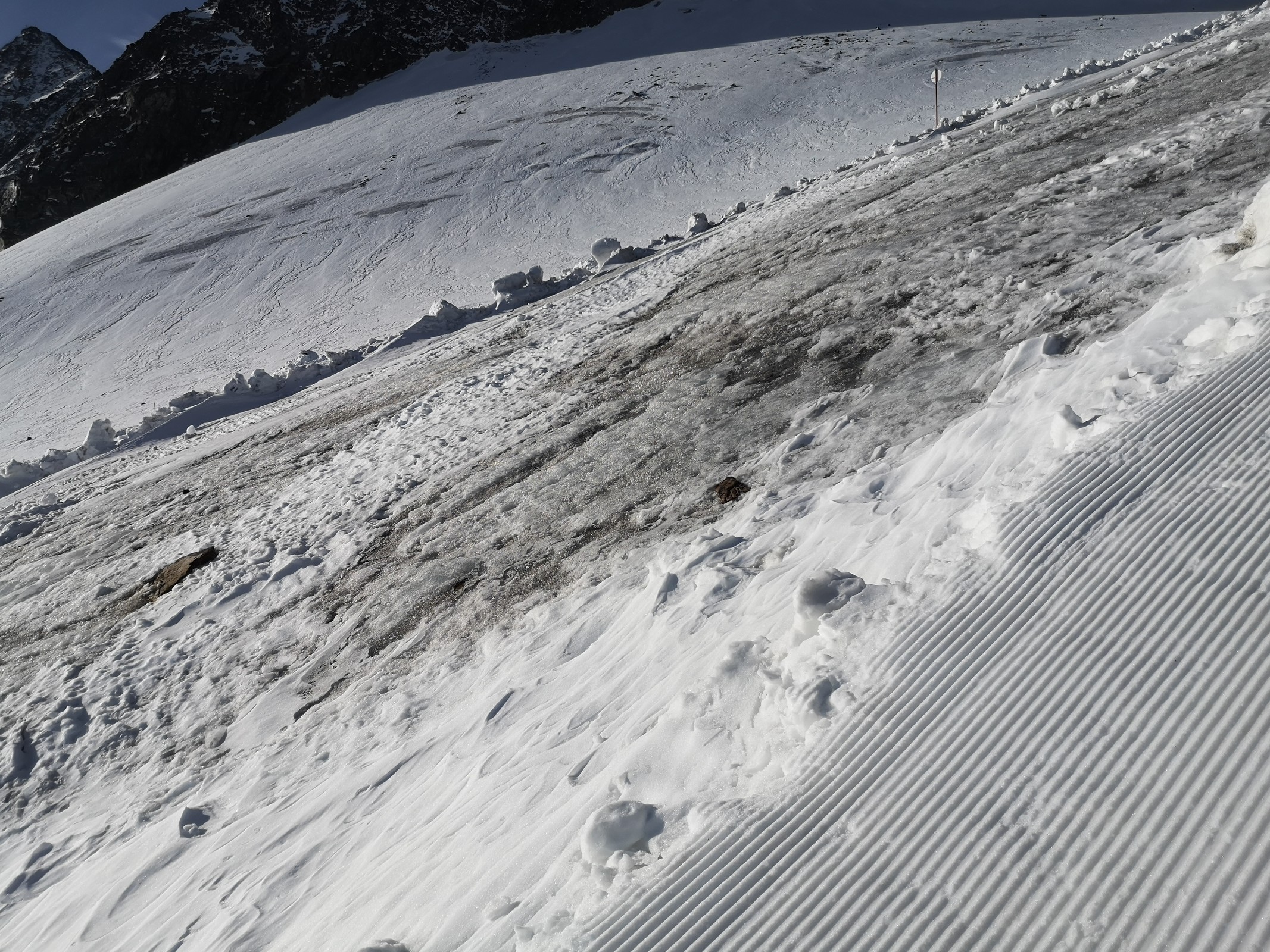 Nach mehreren Fahrten im SL Daunscharte sind mir diese Steine zwischen Schlepptrasse und der Piste 20 aufgefallen. Oder ist das schon Fels!?