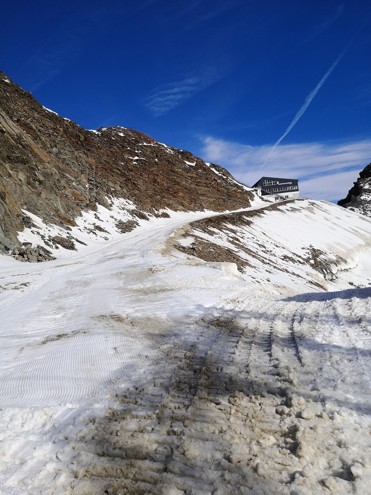 Weil im Forum danach gefragt wurde bin ich noch bis an das Restaurant Jochdohle gelaufen. Hier der Verbindungsweg von der Schaufeljochbahn zum Gaisskarferner.