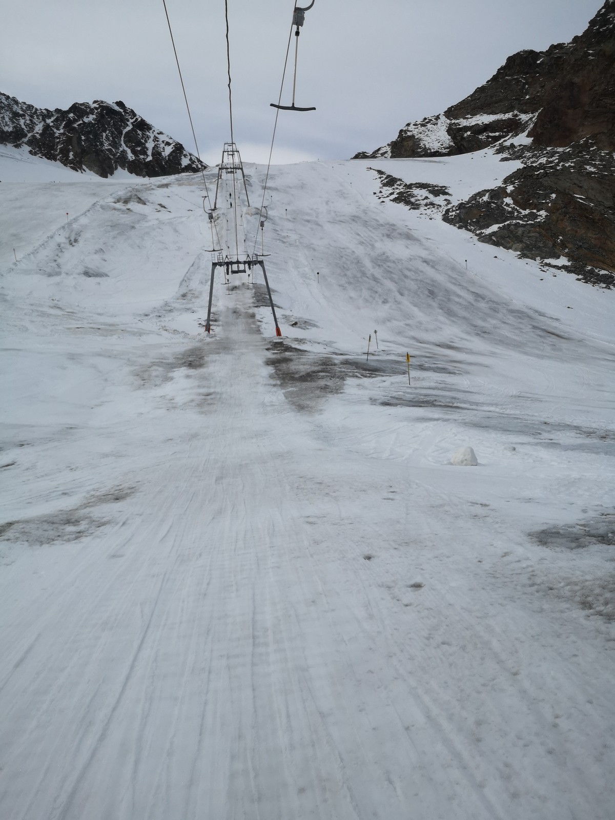 Die Sonne verschwand um die Mittagszeit herum vorübergehend. Und auch die Pisten 20 und 21 an der Daunscharte waren nun schlechter als am Morgen.