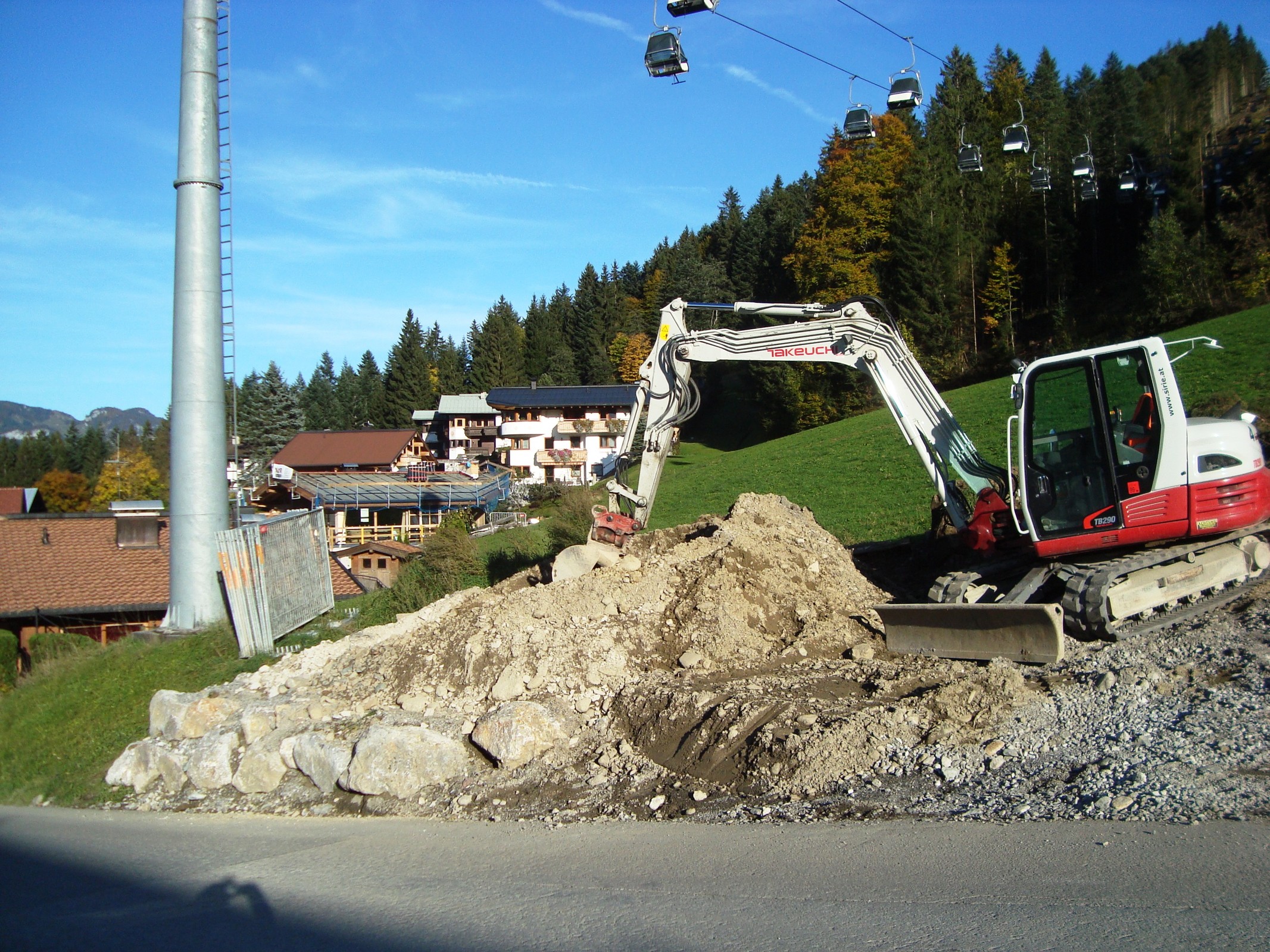 Bauarbeiten Hausbergpiste bei der Straßenquerung oberhalb vom Hotel Berghof