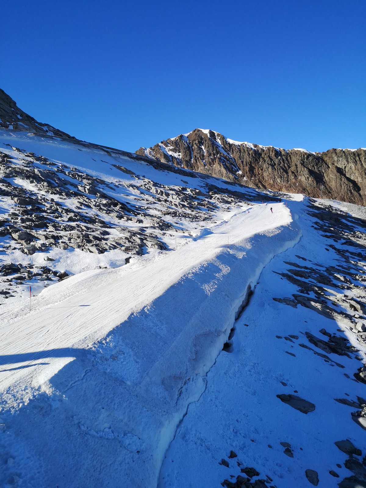Weißes Schneeband als Verbindung zwischen Kaserer und Lärmstange
