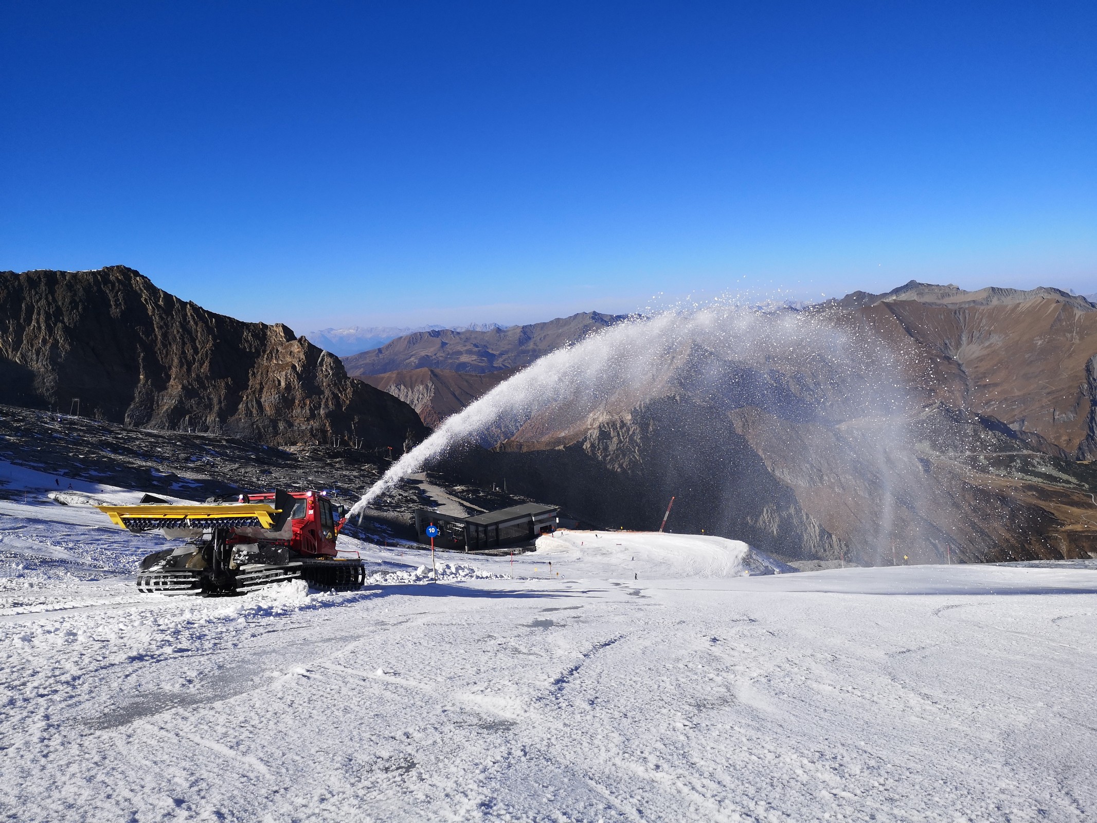Nachmittags hat man hier sogar Schnee auf die Piste gefräst.
