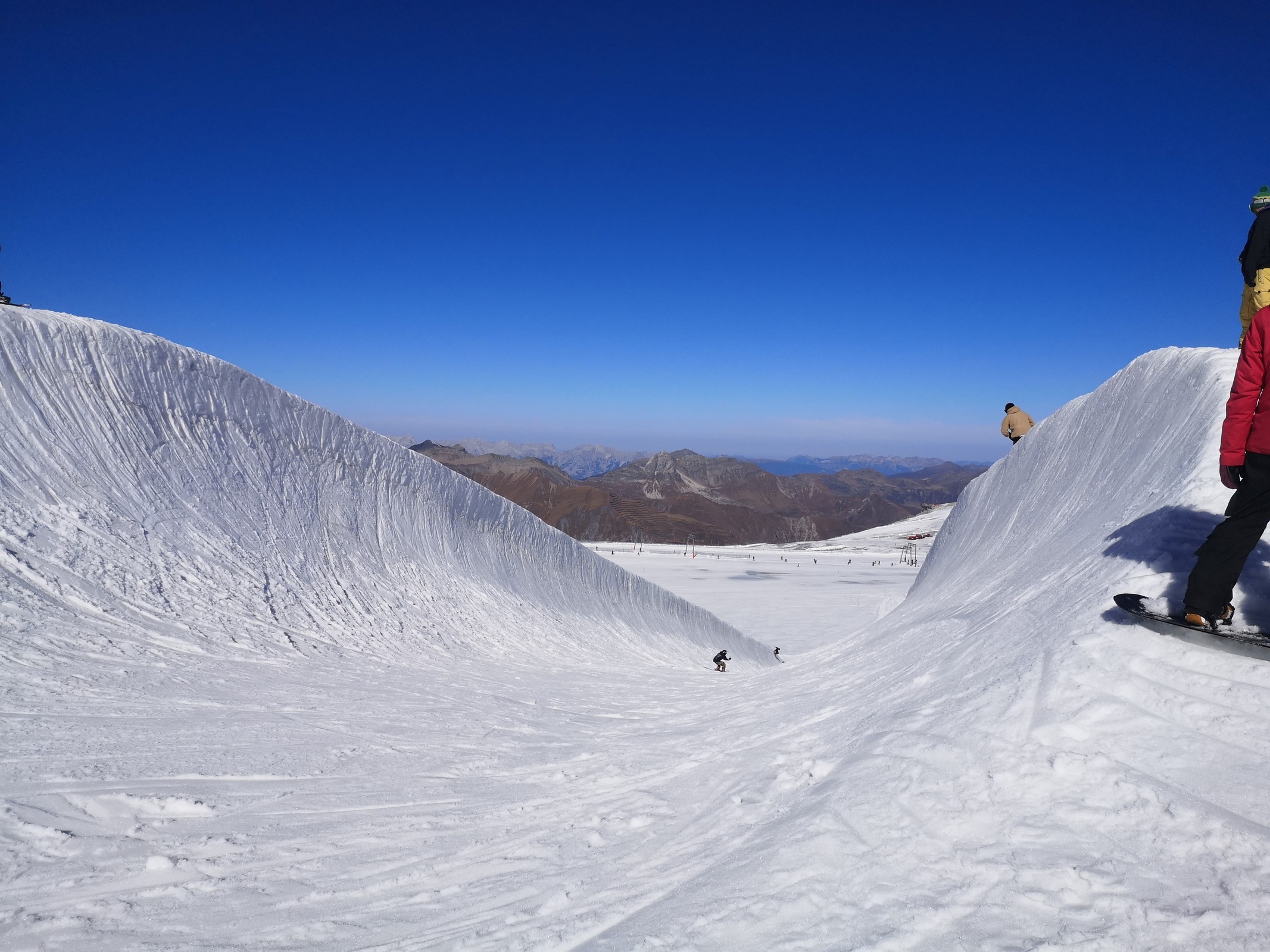 Dafür gibt's im Funpark schon ein großes Angebot inklusive Halfpipe (auch wenn ich den Schnee lieber auf den ganzen Blankeis-Stellen verteilt gehabt hätte)