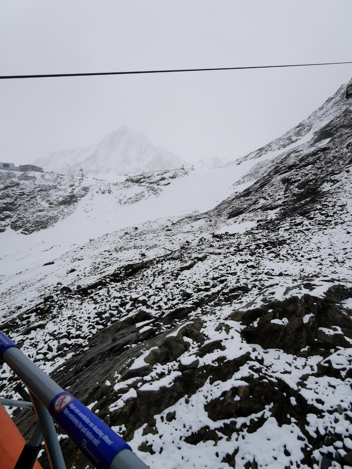 Blick vom Rotadl zur Bergstation Eisgrat. Auf der Piste 1b fehlt noch viel Schnee.