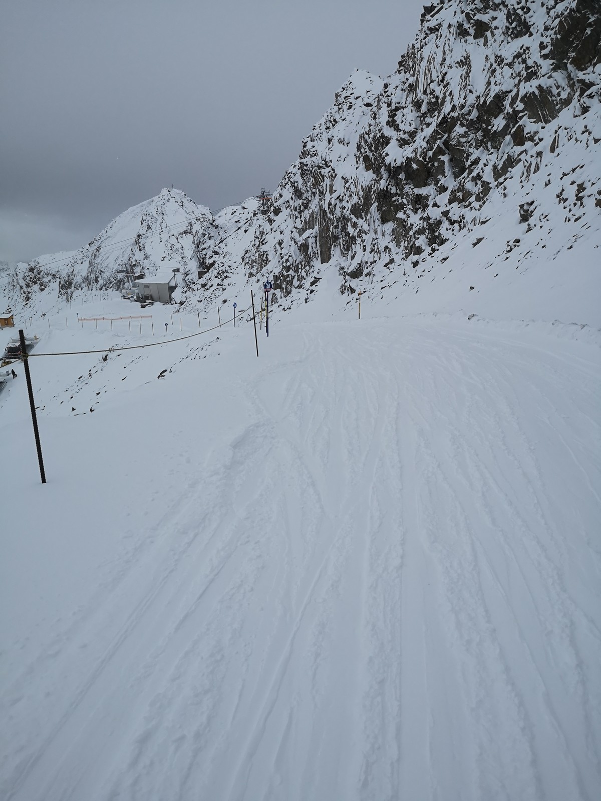 Ziehweg an der Bergstation der Schaufeljochbahn. Da hatte es ein paar Steine. Erst ab der Abzweigung des Windachferner wurde es Richtung Eisjochferner besser. Der Windachferner selbst hatte im oberen Teil ebenfalls Steine.