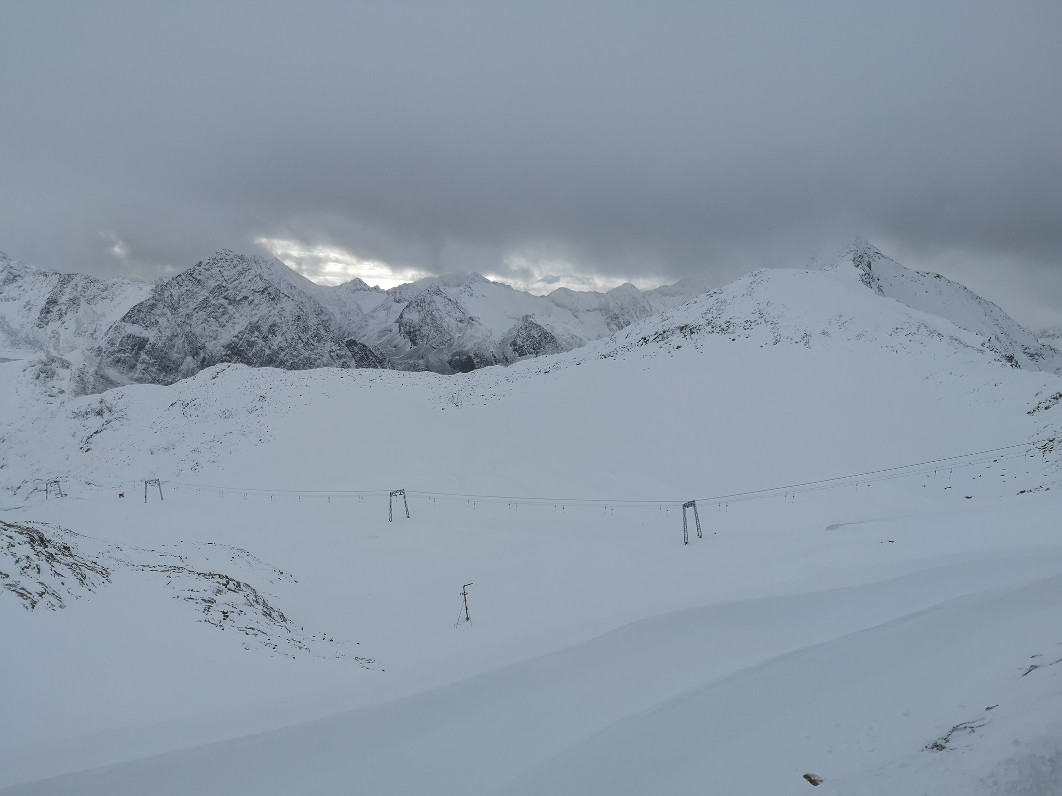 Blick zum Gaisskarferner. Da hat man auch mit drei Pistenbullys gearbeitet.