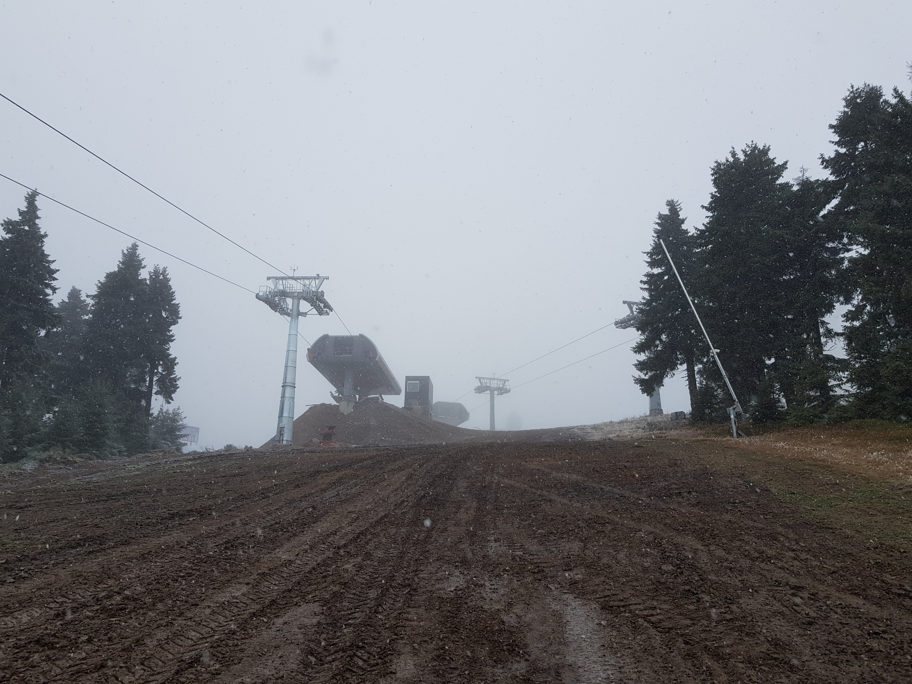 Stütze 11 mit Bergstation; Im Hintergrund CineStar-Bergstation