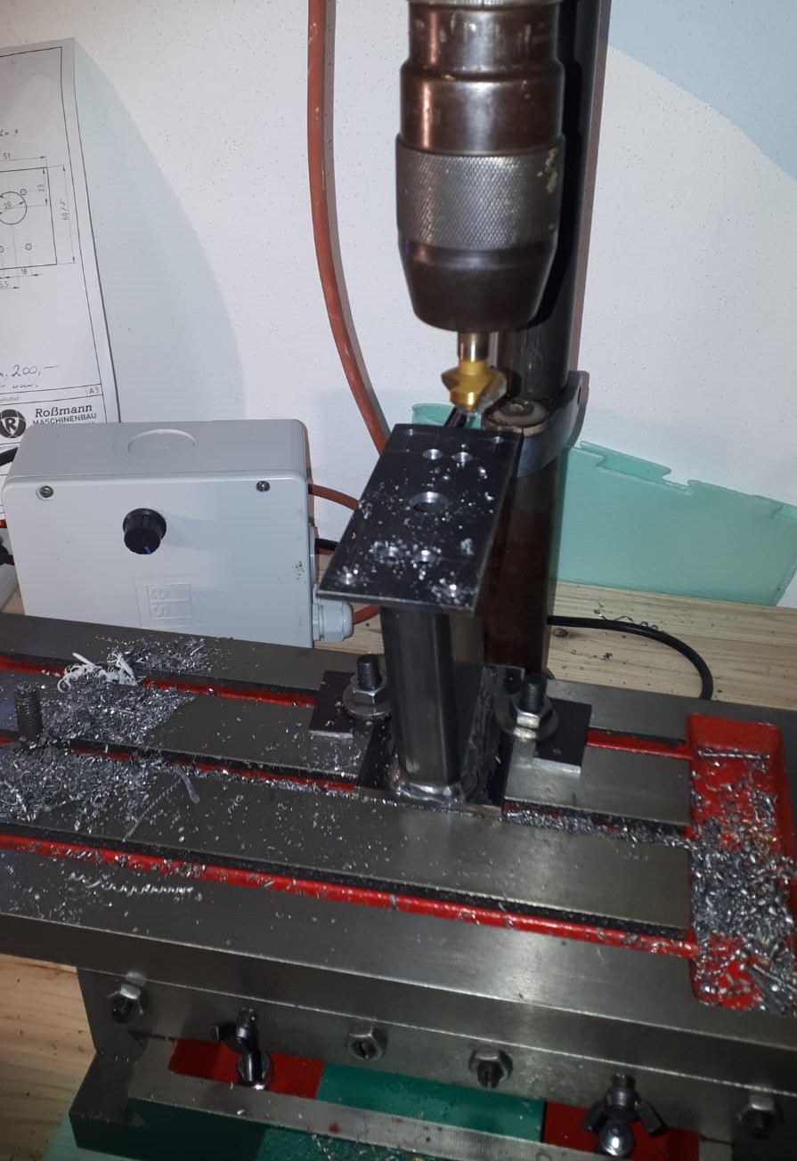 Spanende Fertigung auf umgerüsteter Bohrmaschine