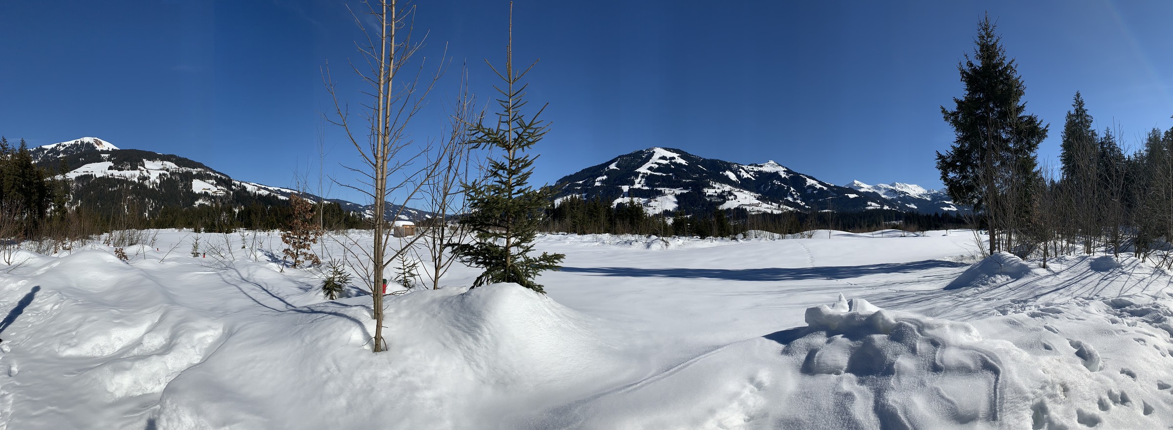 Brixental (Mitte) mit Hohen Salve (links) und Choralpe, Fleiding und Brechhorn sowie Windautal (rechts) vom Golfplatz in Westendorf aus gesehen.