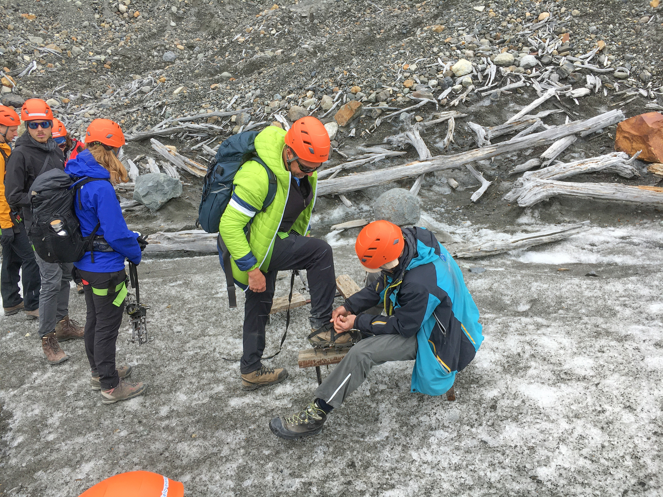 Dann werden die Steigeisen montiert