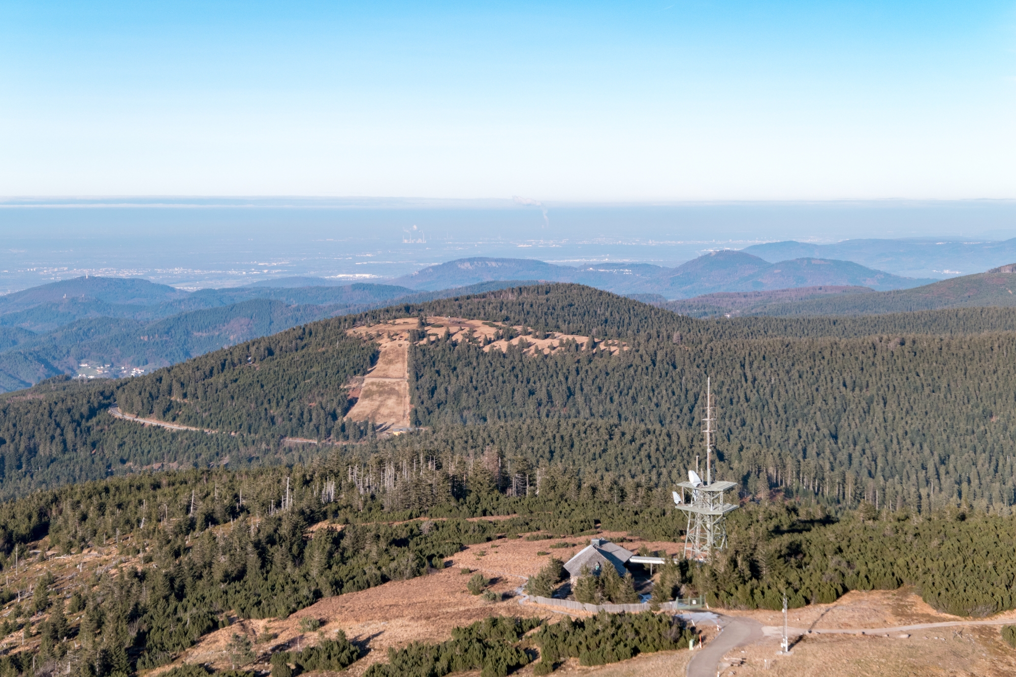Hochkopf-Hang Unterstmatt, davor der Gittermast der Deutschen Funkturm