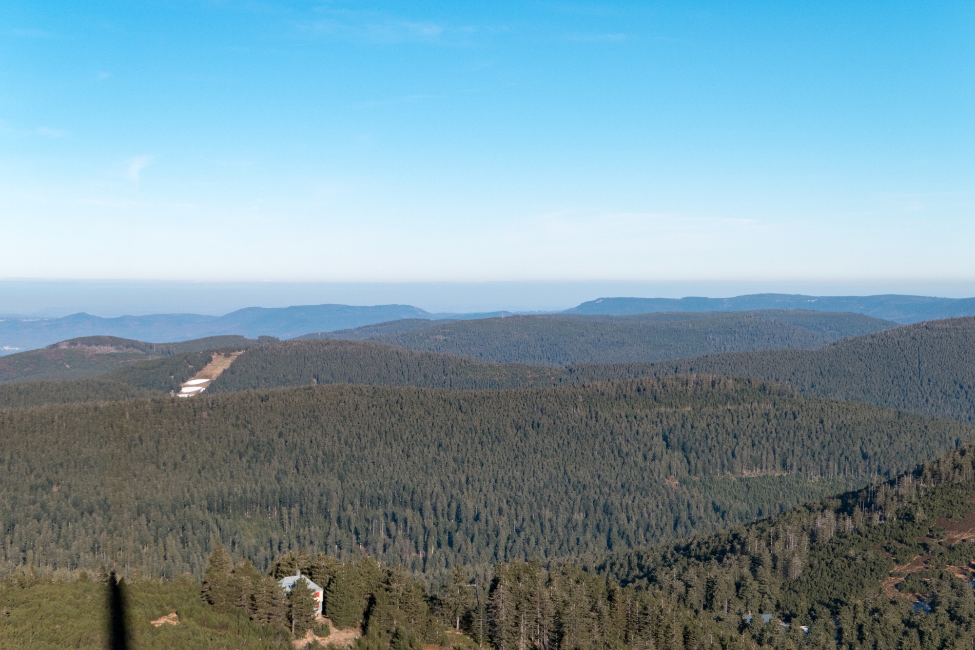 erste Beschneiungsversuche am Hundseck, in der Bildmitte der Hohlohturm, im Vordergrund die Hütte des ASCK
