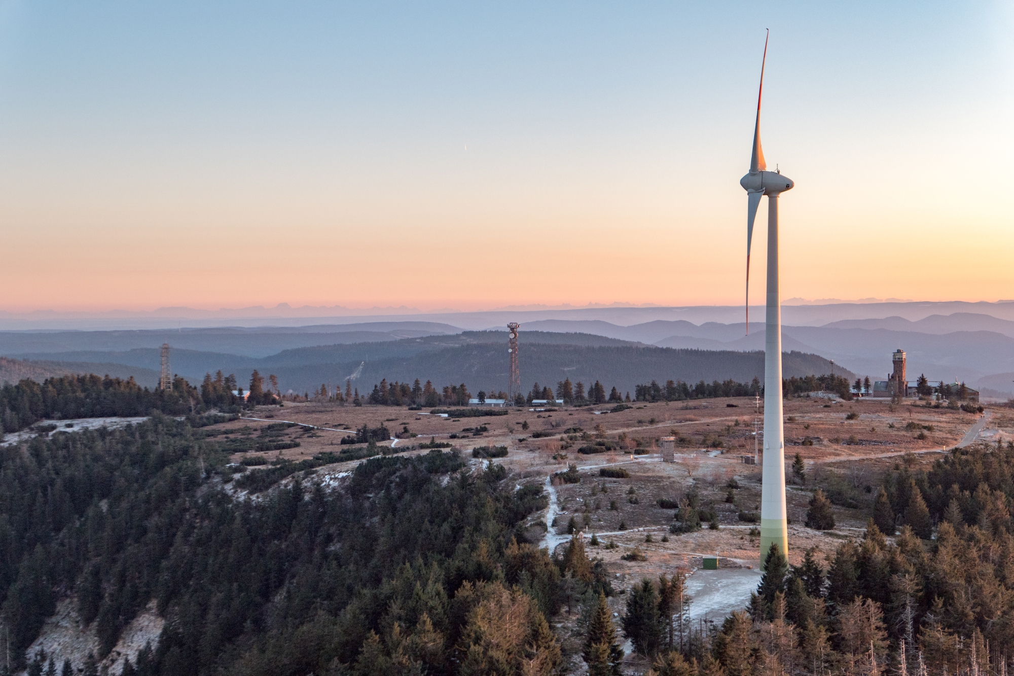 Gipfelbereich Hornisgrinde am Sonnenuntergang, im Hintergrund die Schweizer Alpen