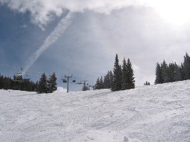 Unterhalb der 4KSB Game Creek verläuft die gewalzte Showboat und direkt daneben ein schönes pulvriges Buckelfeld