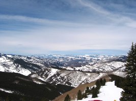 Auf der Lost Boy, die den südlichen Kamm der Game Creek Bowl entlang läuft hat man diesen Blick nach Westen und kann Partien des Skigebiets von Beaver Creek erkennen (Larkspur Bowl und Bachelor Gulch)