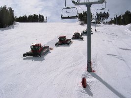 Die Raupen rücken zum noon grooming aus. Geschickterweise werden nicht die bislang ungewalzten Pisten gegroomt, sondern die bereits in der Nacht parkettierte Born free. Aber gute Gelegenheit den Boys bei der Arbeit zu zu sehen (aus der 4KSB Born Free)