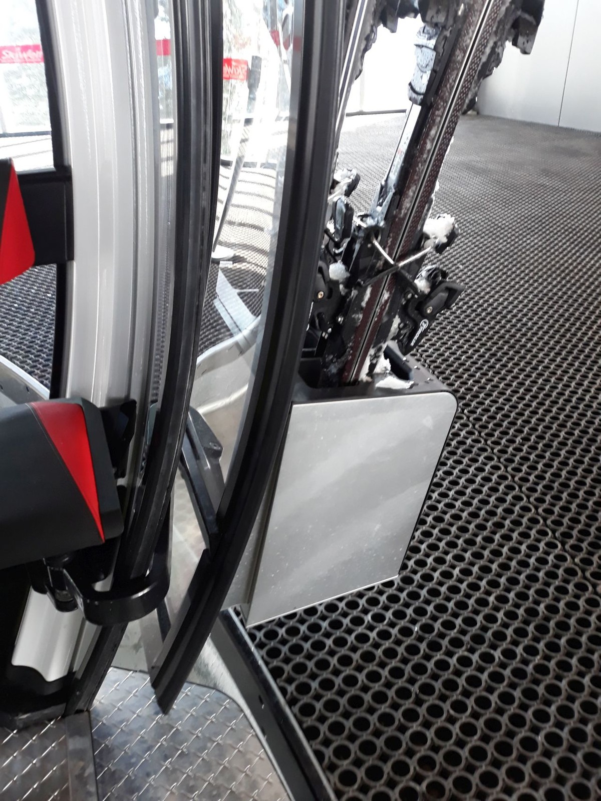 Die Ski &amp; Boards bleiben draussen