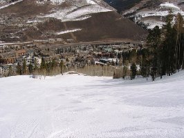 Talabfahrt Simba. In der Bildmitte die Talstationen in Lionshead. Frühmorgens, perfekt gewalzt, etwas hart noch und niemand unterwegs