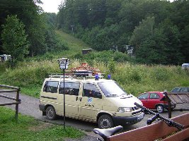 Bergrettung und am Hintergrund die Wurzelbrunnenlift (Feuerberg)