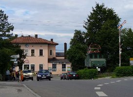 und nochwas für Zugfans, der Bahnhof Murnau mit der Originallok, die früher nach Oberammergau fuhr, und bayrisches Formsignal...kenn keins mehr, welches noch im Einsatz iss...