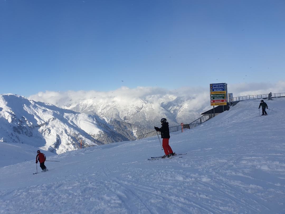 Einfahrt in die Plazörabfahrt, recht hart zwischen den weichen Buckeln