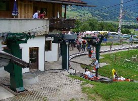 der mittlere Lift iss der Zubringer zur 650 m langen Sommerrodelbahn- sehr komfortable neue Wiegand Rodel mit sehr guter Beinfreiheit-- Doppelsitzer
