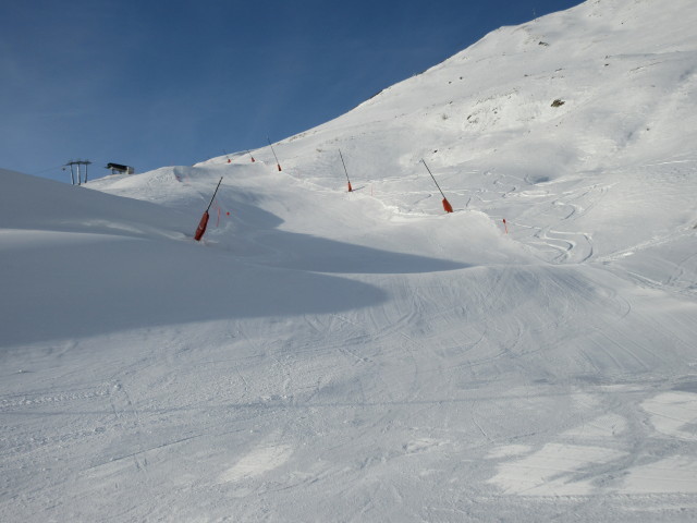 Kerbbodenabfahrt, im Hintergrund die Bergstation des 4-CLD-B Sattel