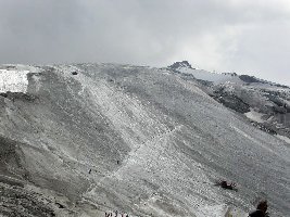 TF-Hang..  Sieht auch nicht mehr so gut aus. Das Pistenfahrzeug hat ein Abfluss für das Gletscherwasser durch den Hang gezogen