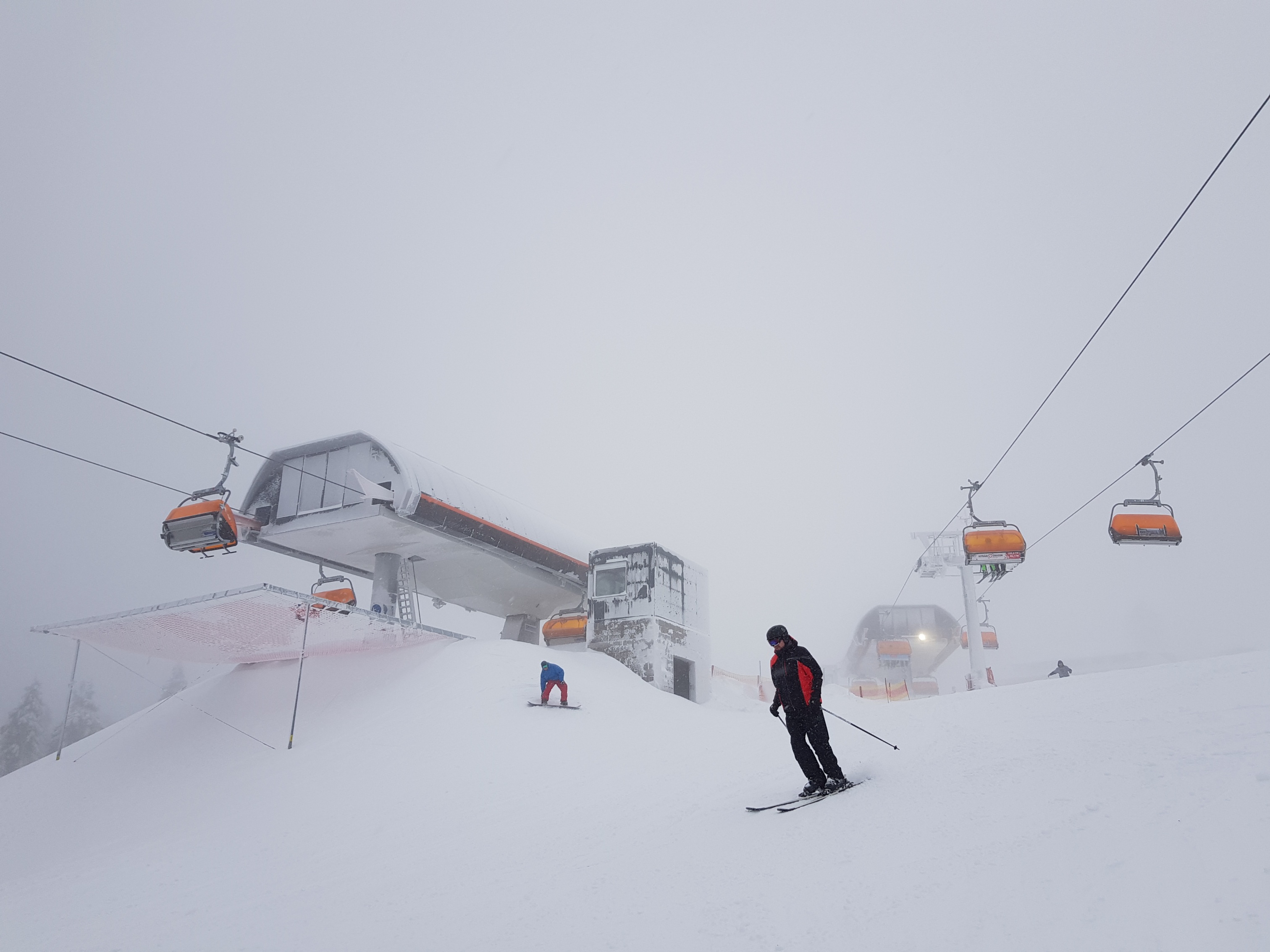 Bergstationen; links Damska, rechts CineStar