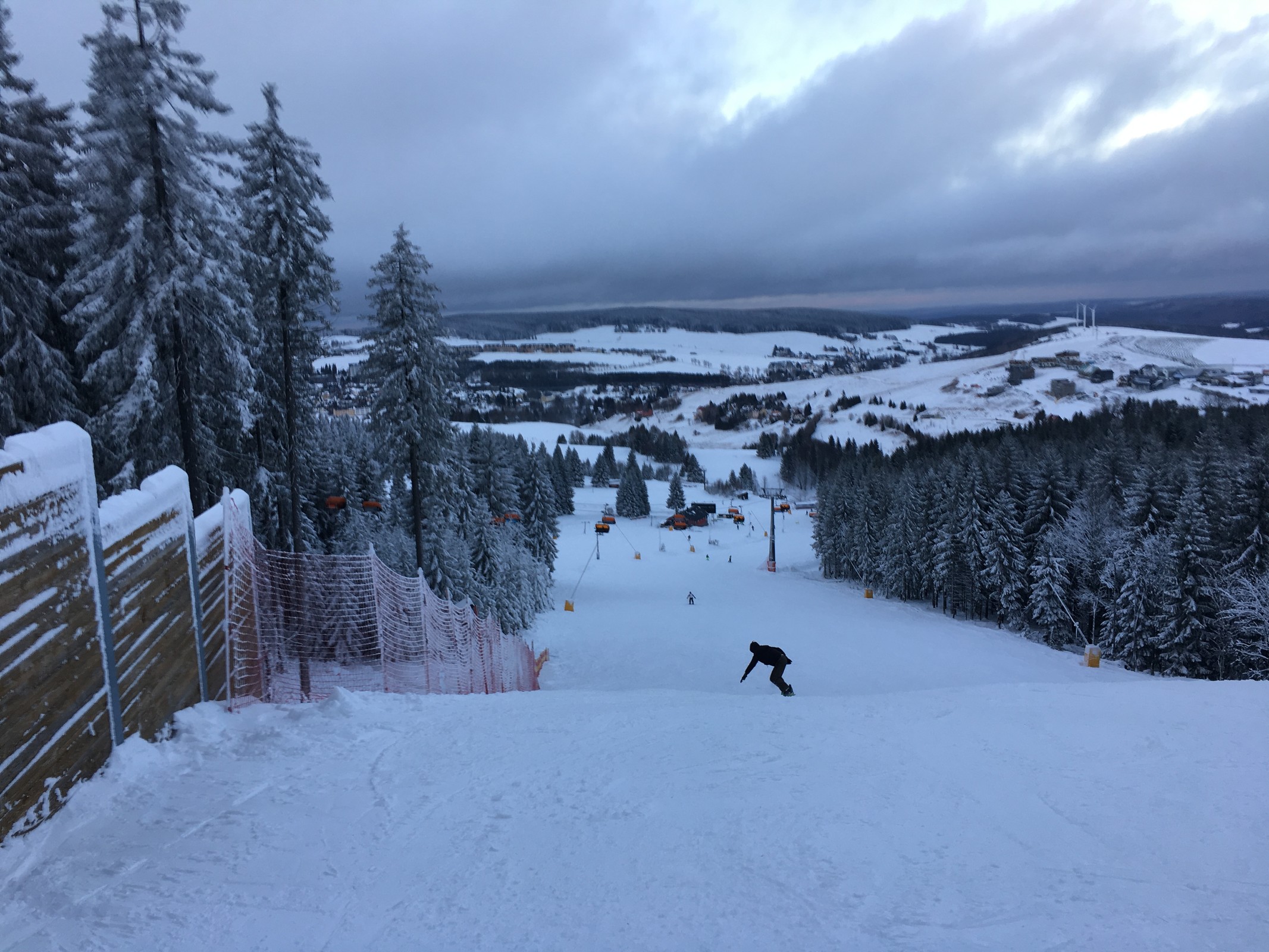Bis Betriebsschluss waren die Pisten in gutem Zustand! Die harte Unterlage und der Neuschnee haben sich gut vertragen. Große Haufen blieben aus &amp; Eisflächen gab es auch keine.