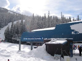 Eine der wichtigsten Anlagen, die 4KSB Northwoods Express mit interesanten Abfahrten und richtig langer Schlange, mind. 5-10 min. Auch hier 6 oder 8KSB angebracht