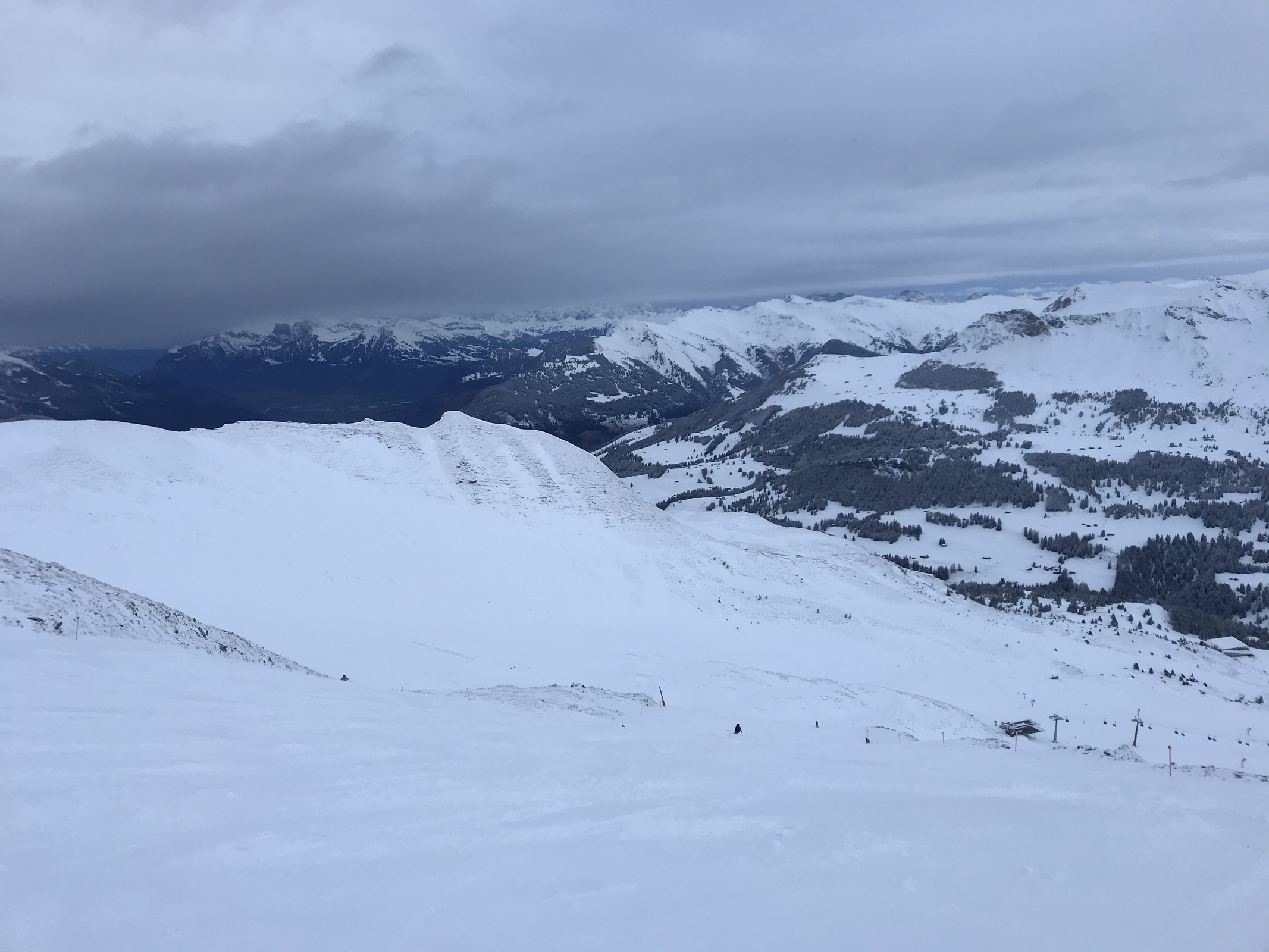 Zu Beginn ist meine Lieblingspiste trotz Neuschneeauflage super, aber das hält leider nicht lange
