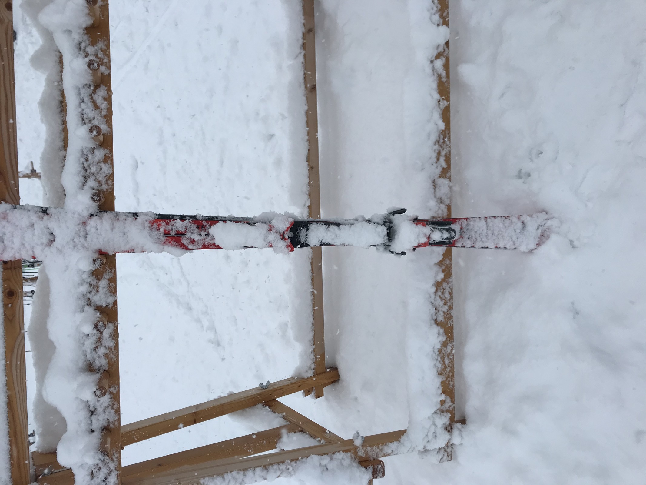 Nach einer 45minütiger Pause mit meiner langlaufenden Schwester im Restaurant Heimberg sehen meine Skier so aus.