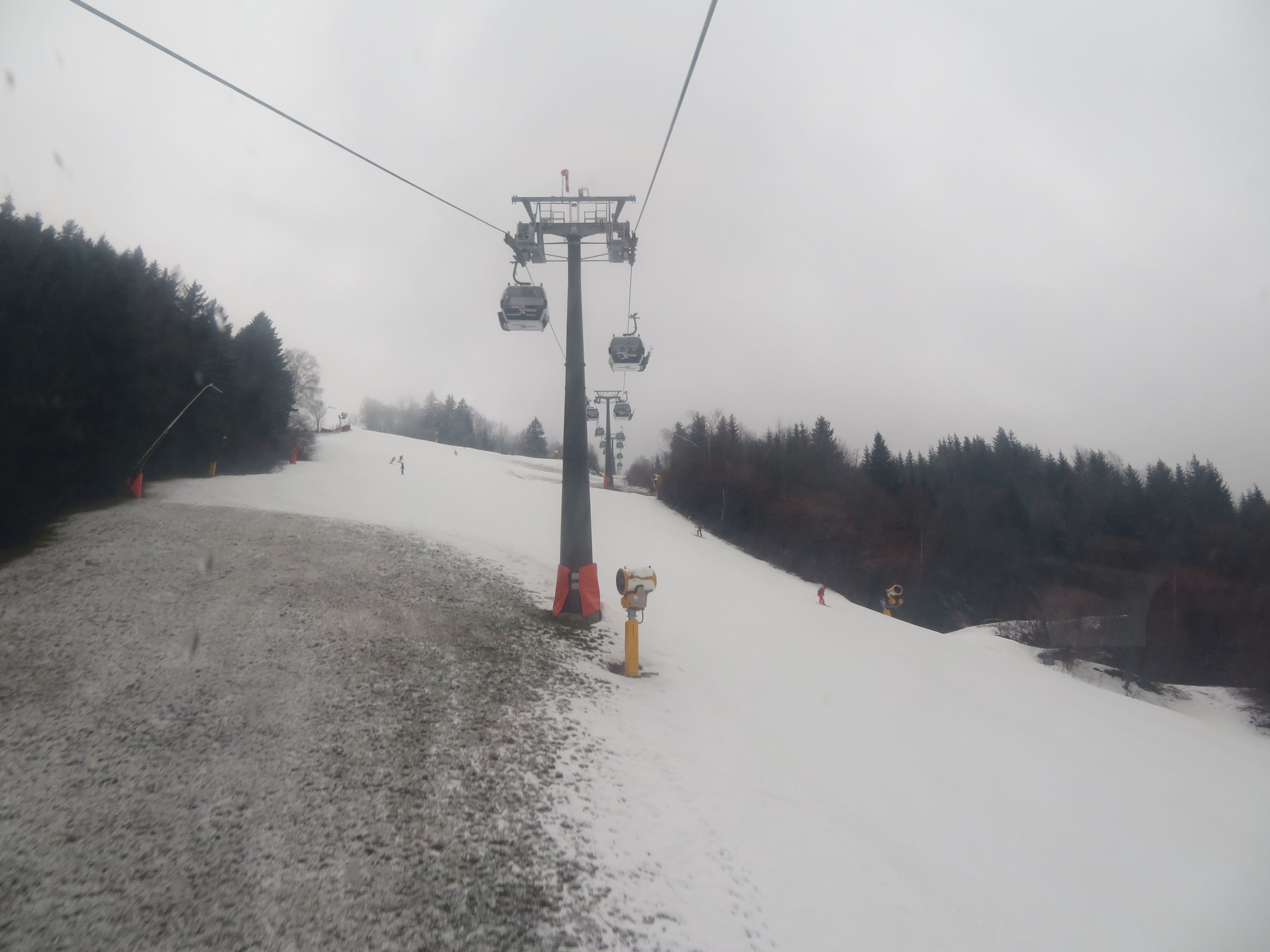 10.40 Uhr: Schüttabfahrt (Nr. 4) aus dem areitXpress aufgenommen. Nur auf der Piste liegen einige wenige Zentimeter Schnee. Die Abfahrt war im unteren Bereich teils mit erheblichen Absätzen präpariert. Im Mittelteil benötigt sie dringend Schnee - dort sind viele braune Stellen.