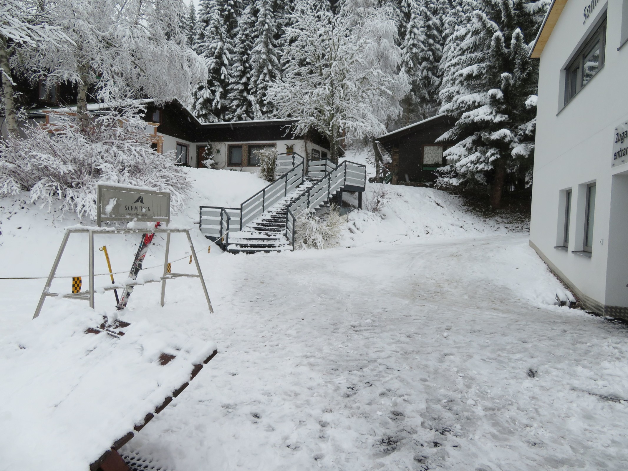 13.23 Uhr: Zur Bergstation der Sonnenalmbahn sollte man momentan nicht auf Skiern fahren - dort gibt es durch sehr wenigen Schnee viele Steine.