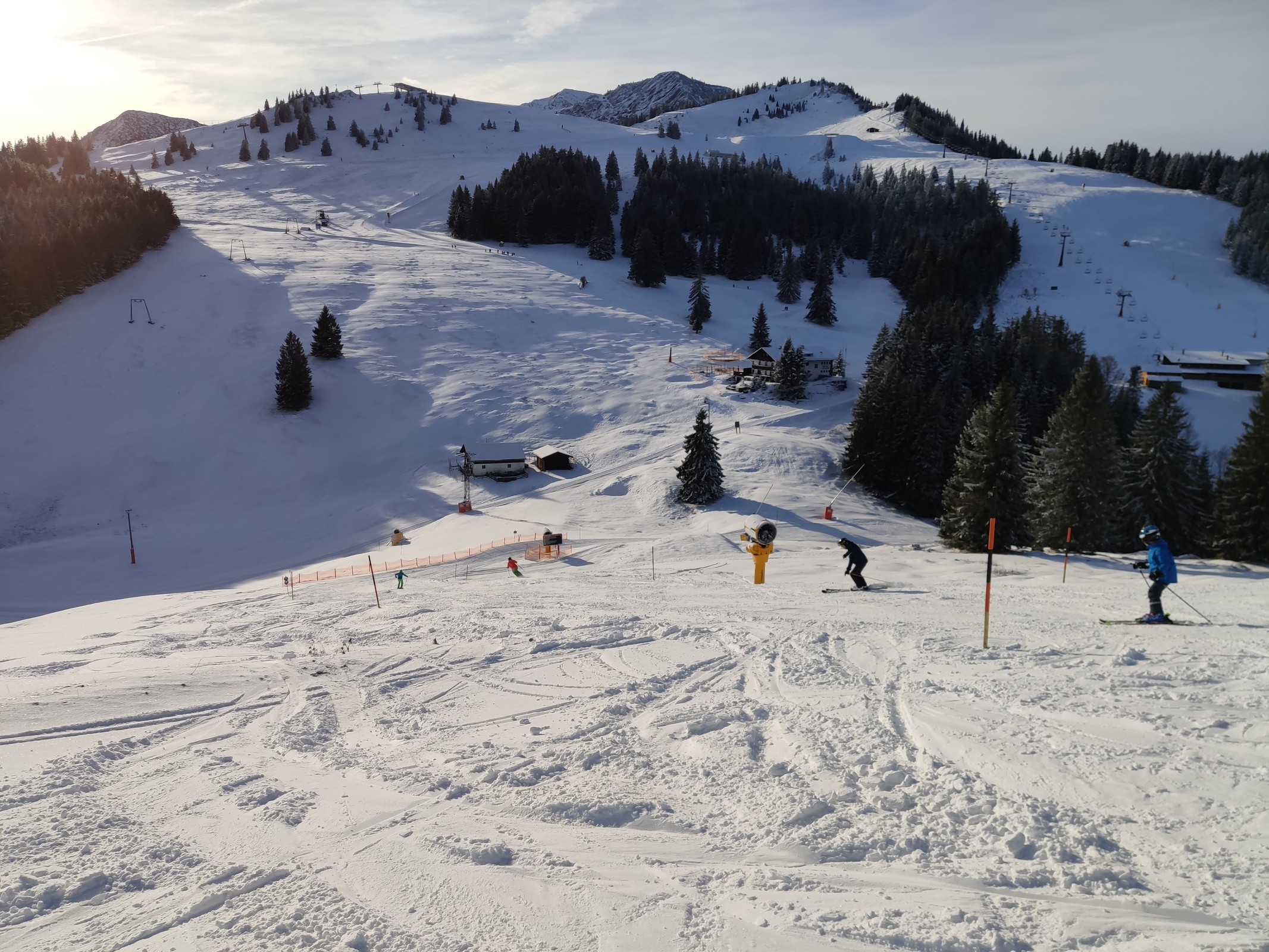 Hier sieht es besser aus, jedoch sind leider alle Anlagen im oberen Bereich geschlossen. Dir Beschneiungsprio verstehe ich auch nicht ganz . .