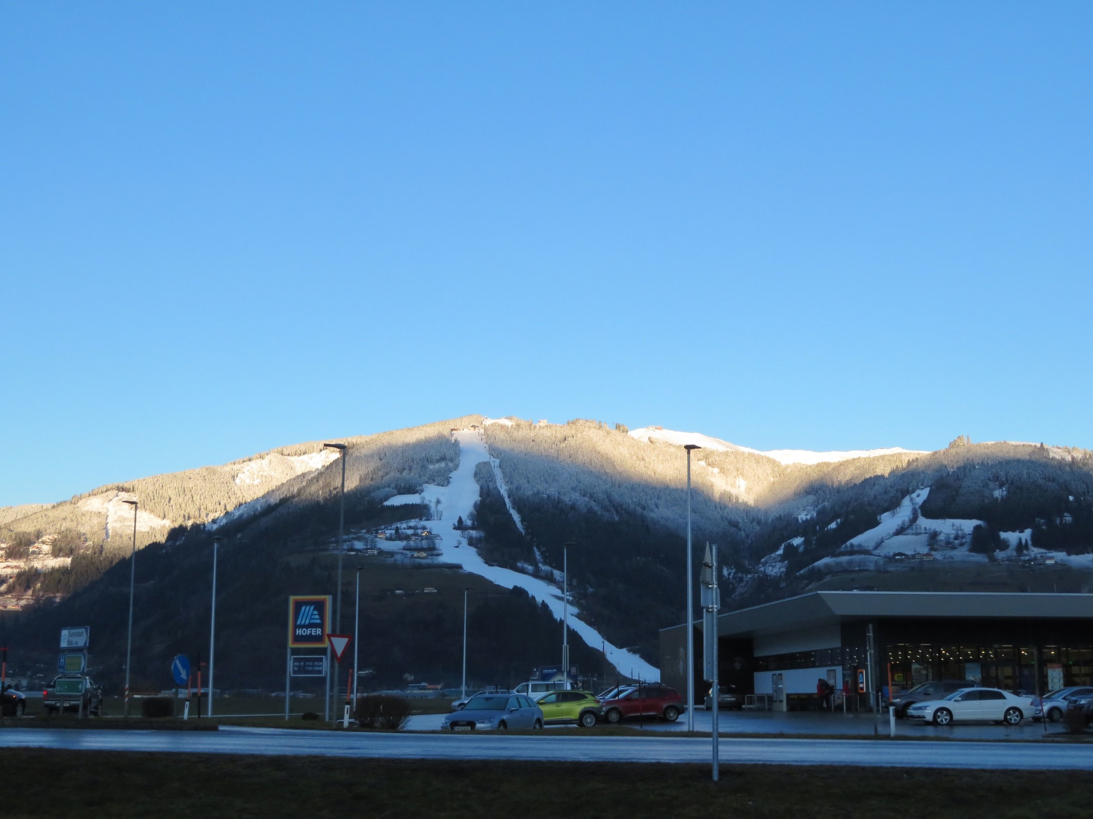 08.35 Uhr: Morgendlicher Blick von Bruck an der Großglocknerstraße in Richtung Schüttdorf / Schüttabfahrt / areitXpress