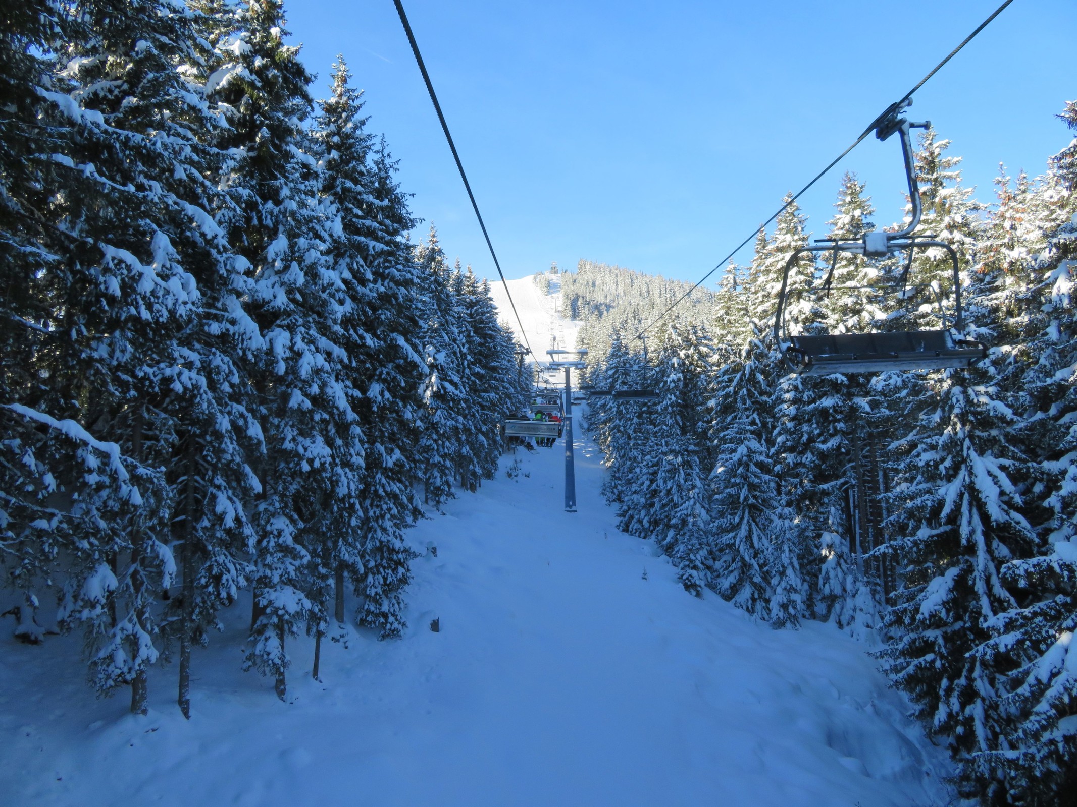 09.39 Uhr: Im Waldstück des Hirschkogel-Expresses. Mit verschneiten Fichten schaut es gleich viel schöner aus!