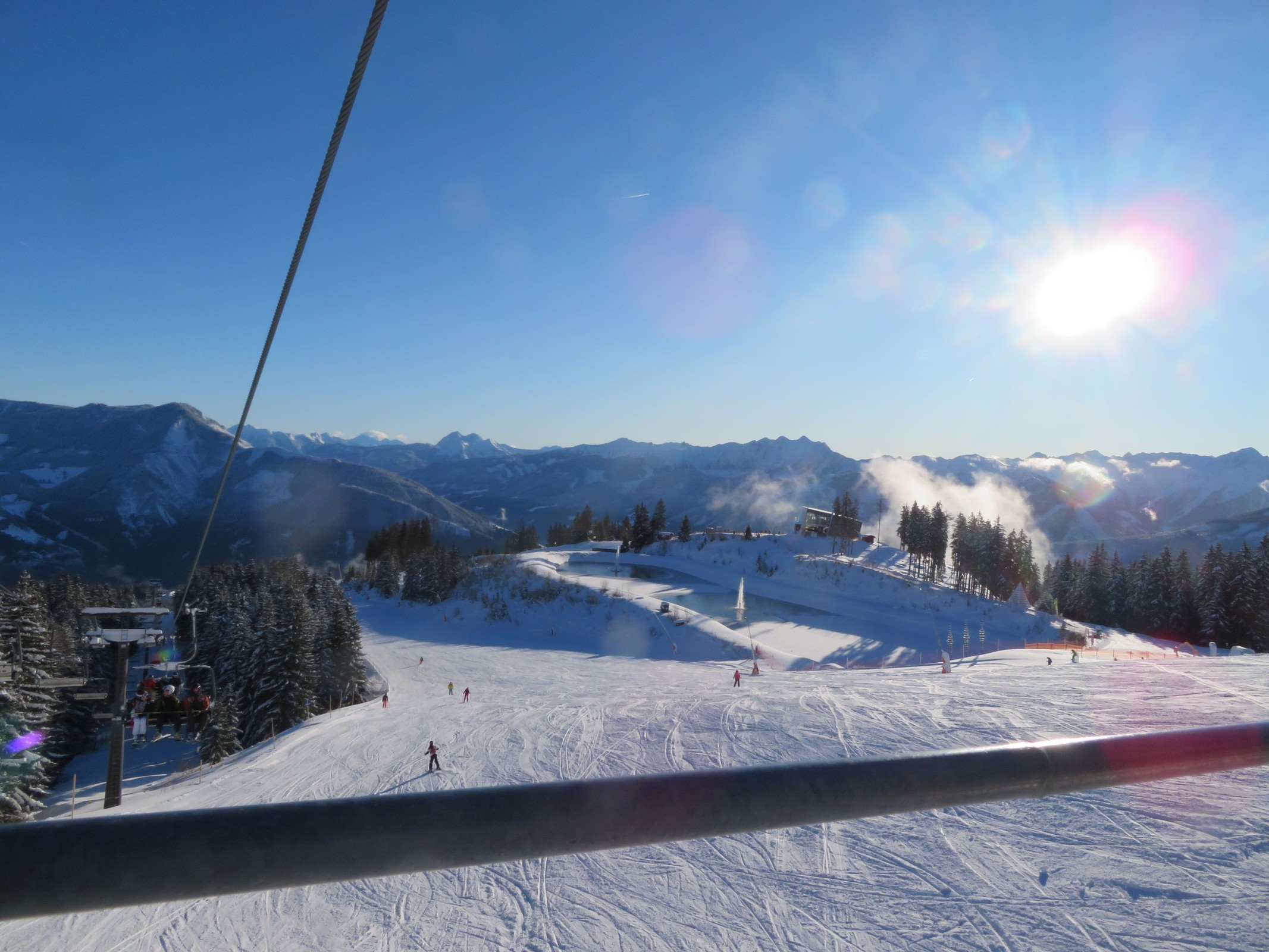 09.41 Uhr: Blaue Hirschkogelpiste (Nr. 2), im Hintergrund rechts die Bergstation der 8-CLD Glocknerwiese