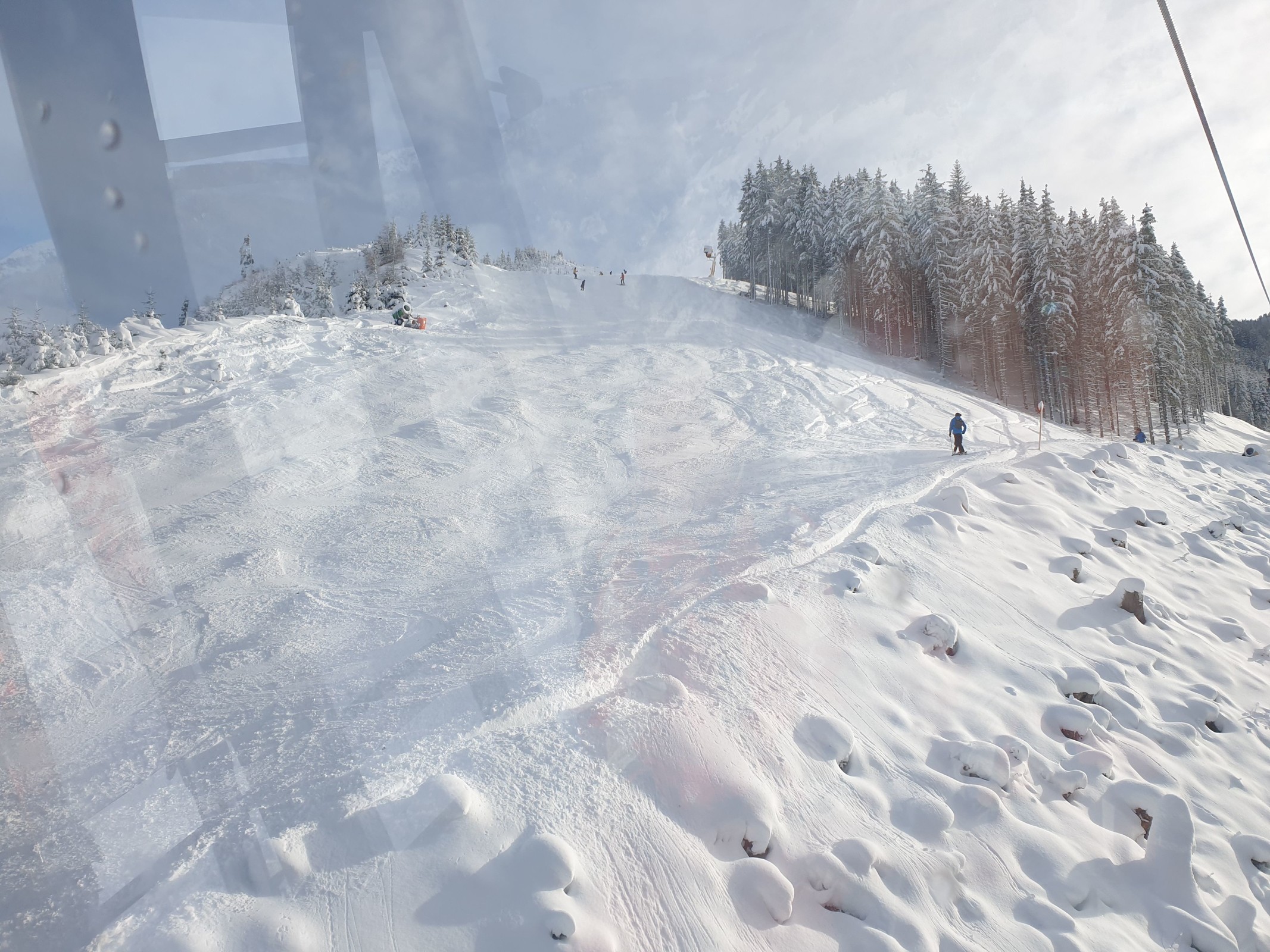 12.14 Uhr: Tannwaldabfahrt (Nr. 21) aus dem zellamseeXpress aufgenommen - leider durch die Scheibe verursachte Streifen drauf, Höhe ca. 1.310 m