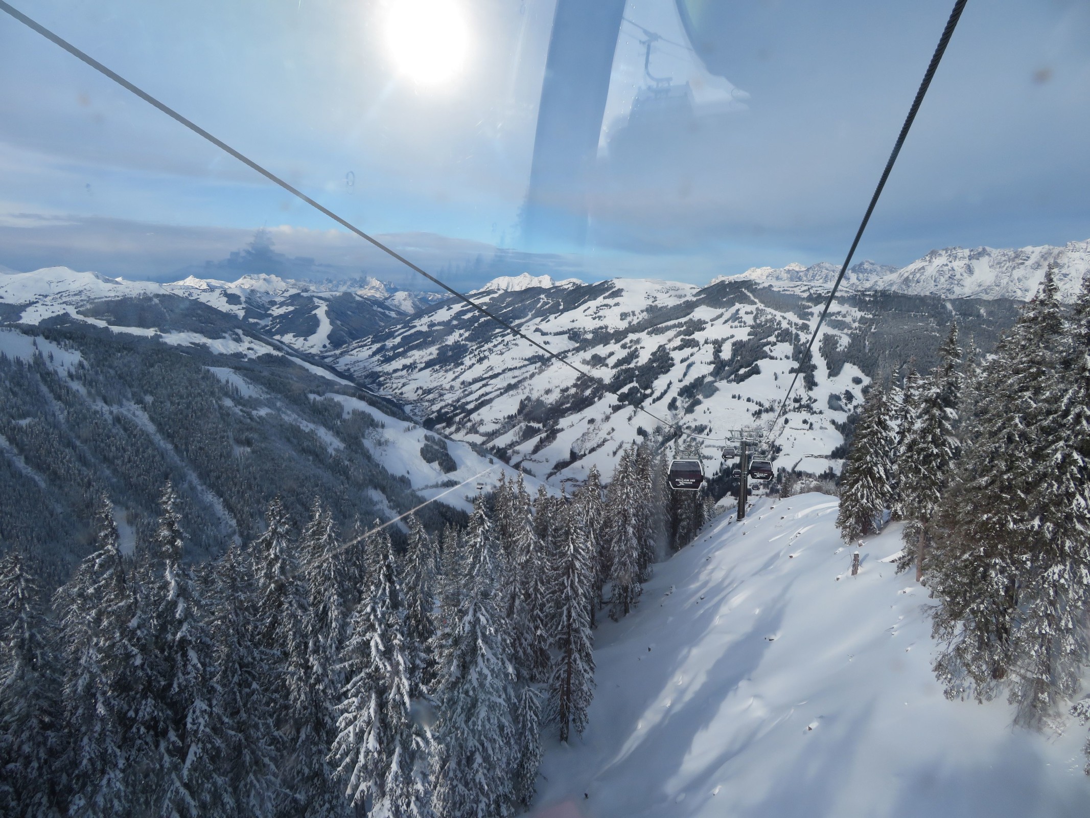 12.20 Uhr: Im zellamseeXpress weiter oben mit Blick ins Glemmtal und nach Saalbach