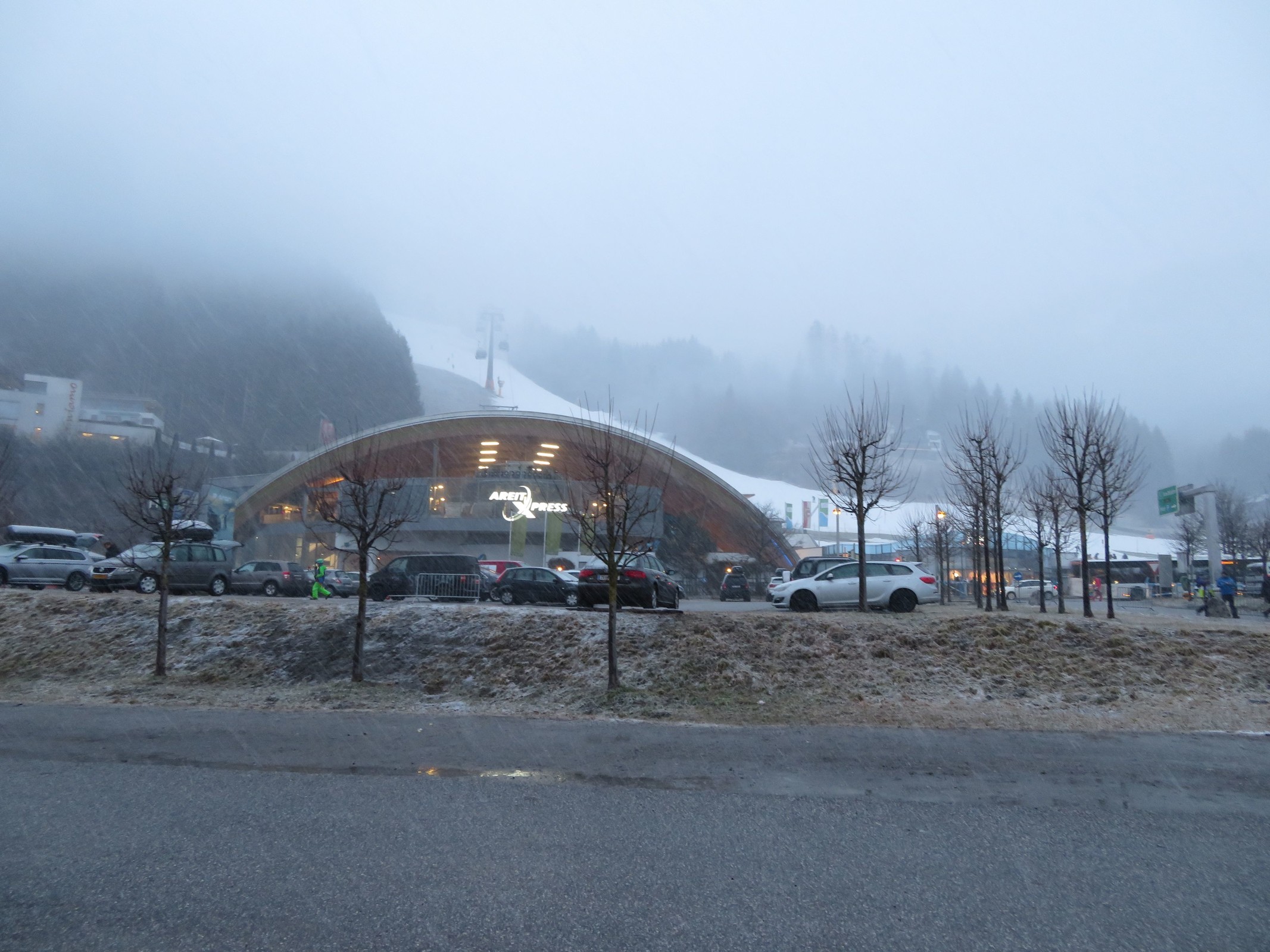 16.07 Uhr: Talstation areitXpress mit Schneeregen und etwas Nebel